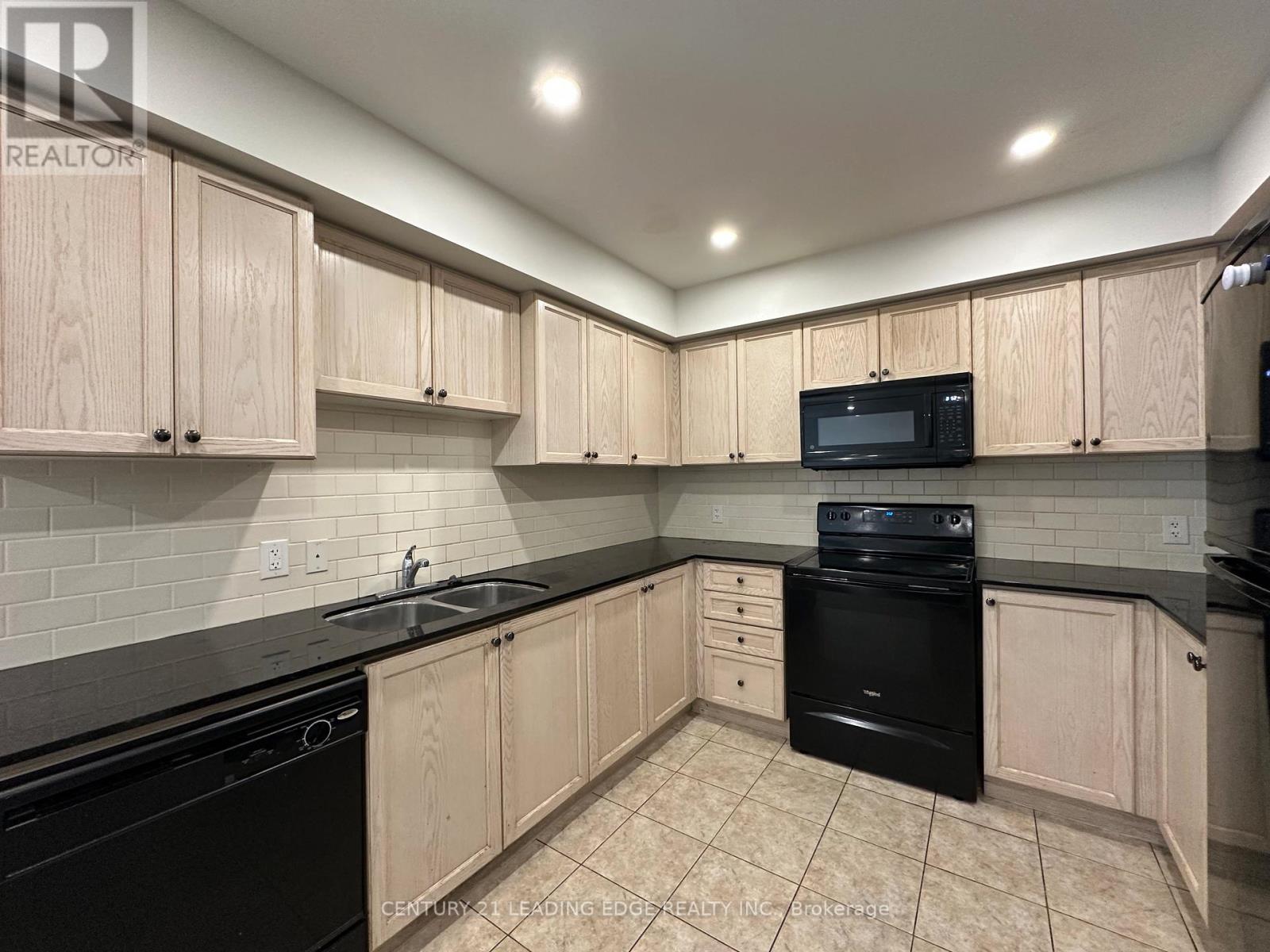 438 Beach Boulevard, Hamilton (Hamilton Beach), Ontario  L8H 6X1 - Photo 5 - X12486516