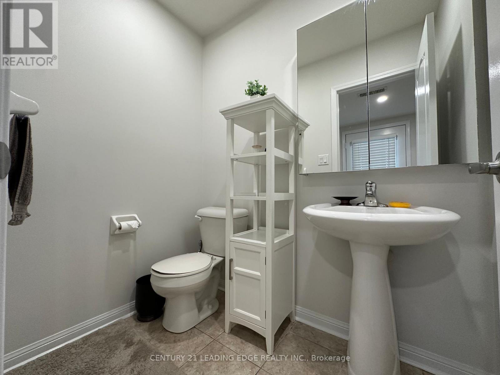 438 Beach Boulevard, Hamilton (Hamilton Beach), Ontario  L8H 6X1 - Photo 4 - X12486516