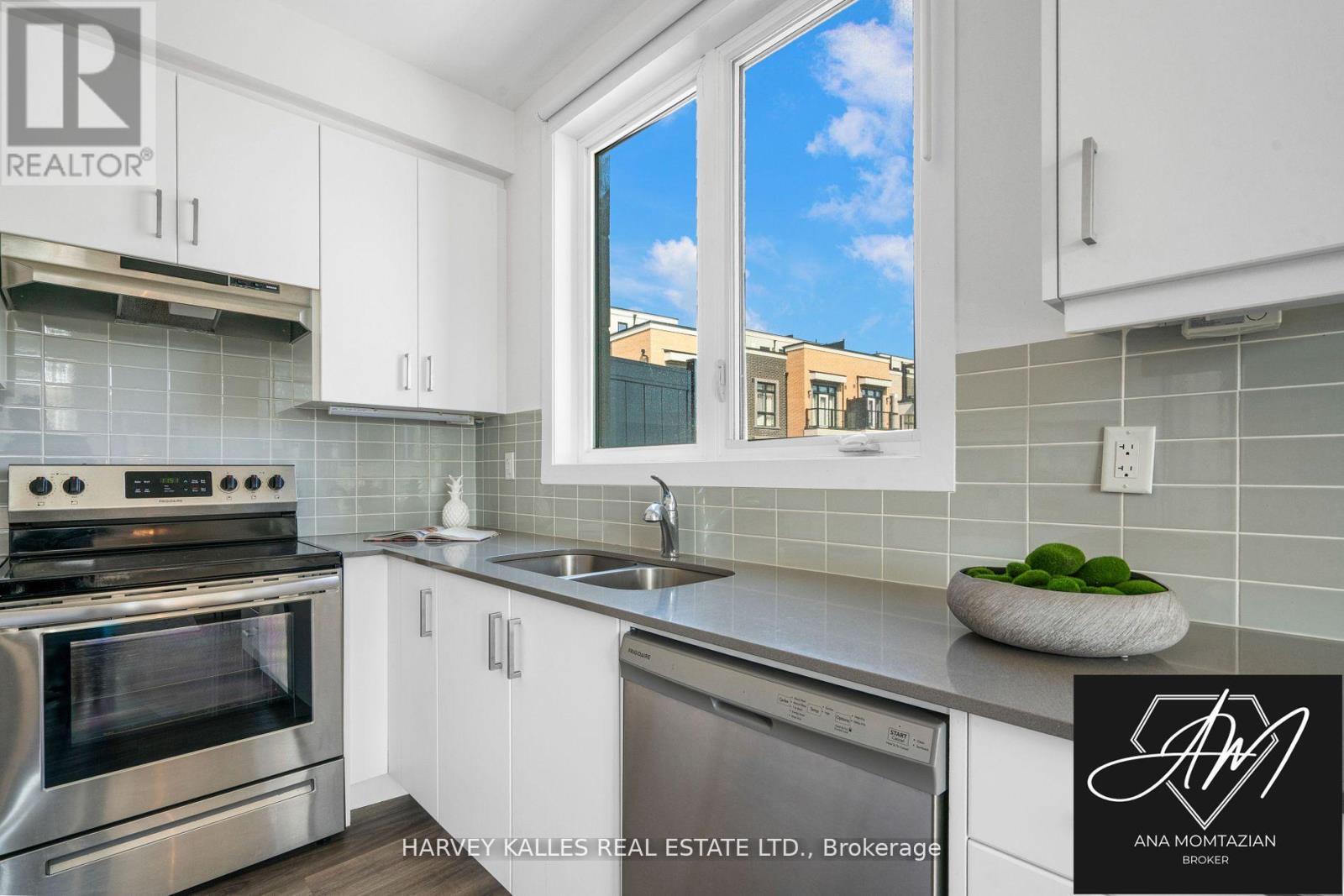 1 - 9 Phelps Lane, Richmond Hill, Ontario  L4E 4H1 - Photo 3 - N12487189