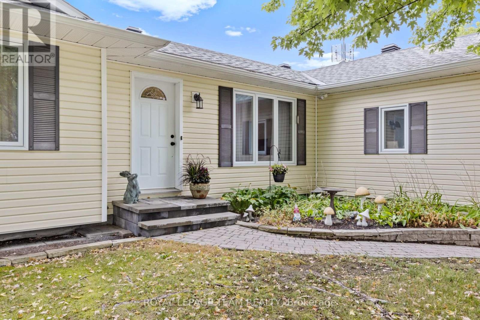 2248 Wallingford Way, Ottawa, Ontario  K0A 2T0 - Photo 2 - X12487263