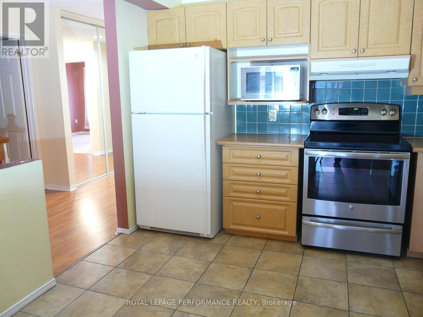 1172 Foxborough Private, Ottawa, Ontario  K1J 1E2 - Photo 11 - X12487305