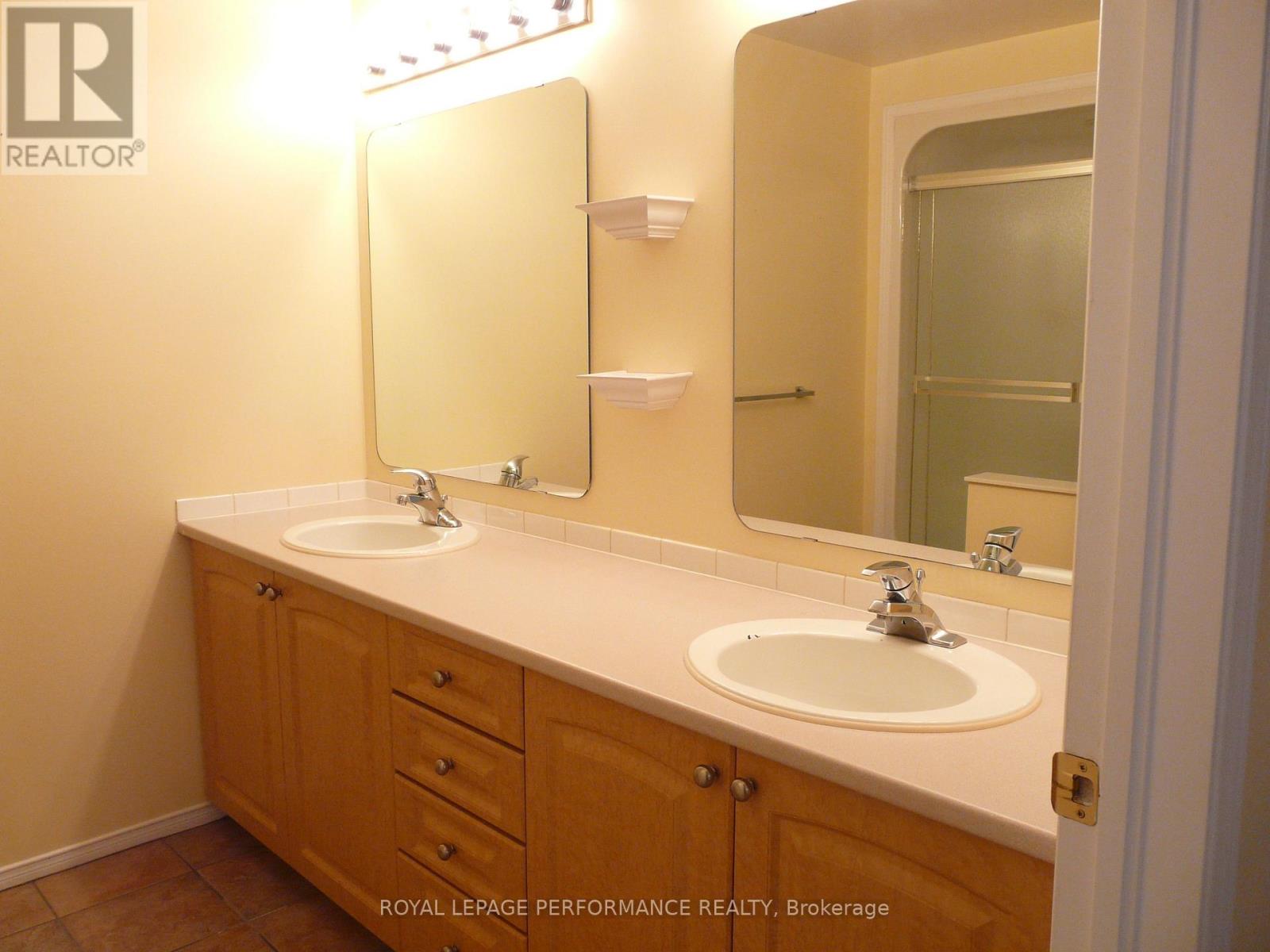 1172 Foxborough Private, Ottawa, Ontario  K1J 1E2 - Photo 20 - X12487305