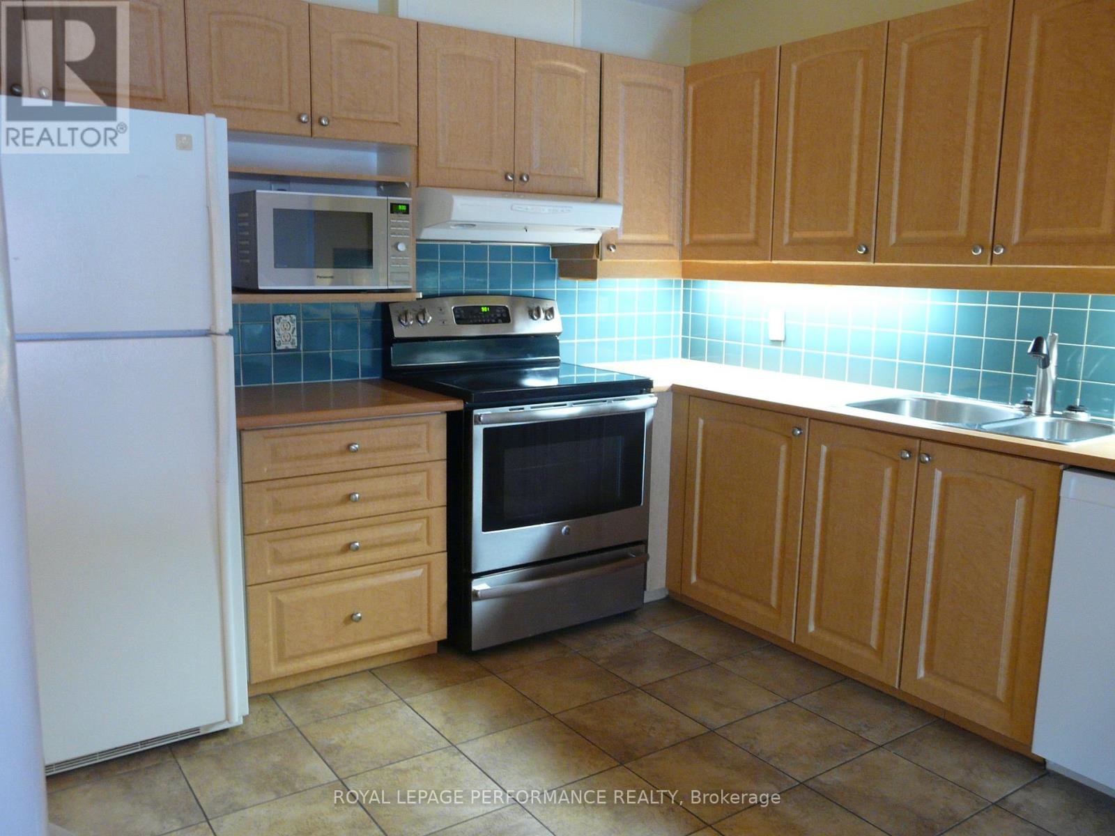 1172 Foxborough Private, Ottawa, Ontario  K1J 1E2 - Photo 8 - X12487305