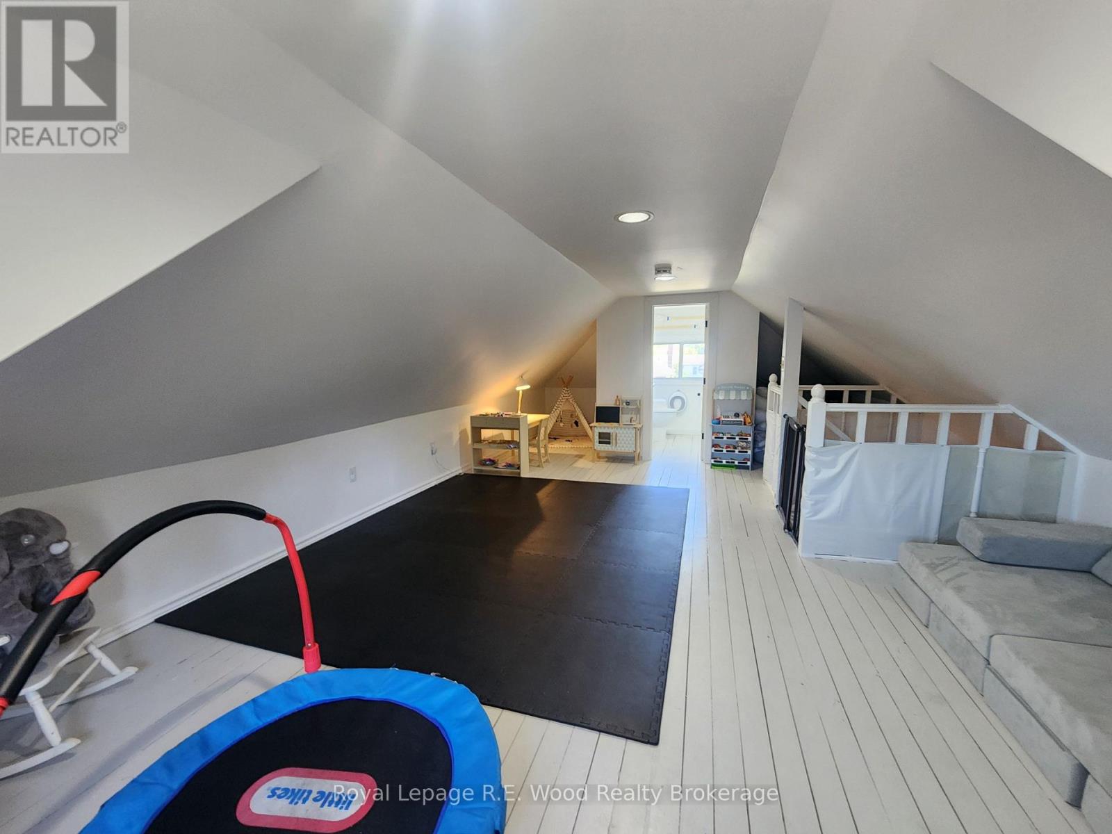 252 Graham Avenue S, Hamilton, Ontario  L8K 2M6 - Photo 16 - X12487364