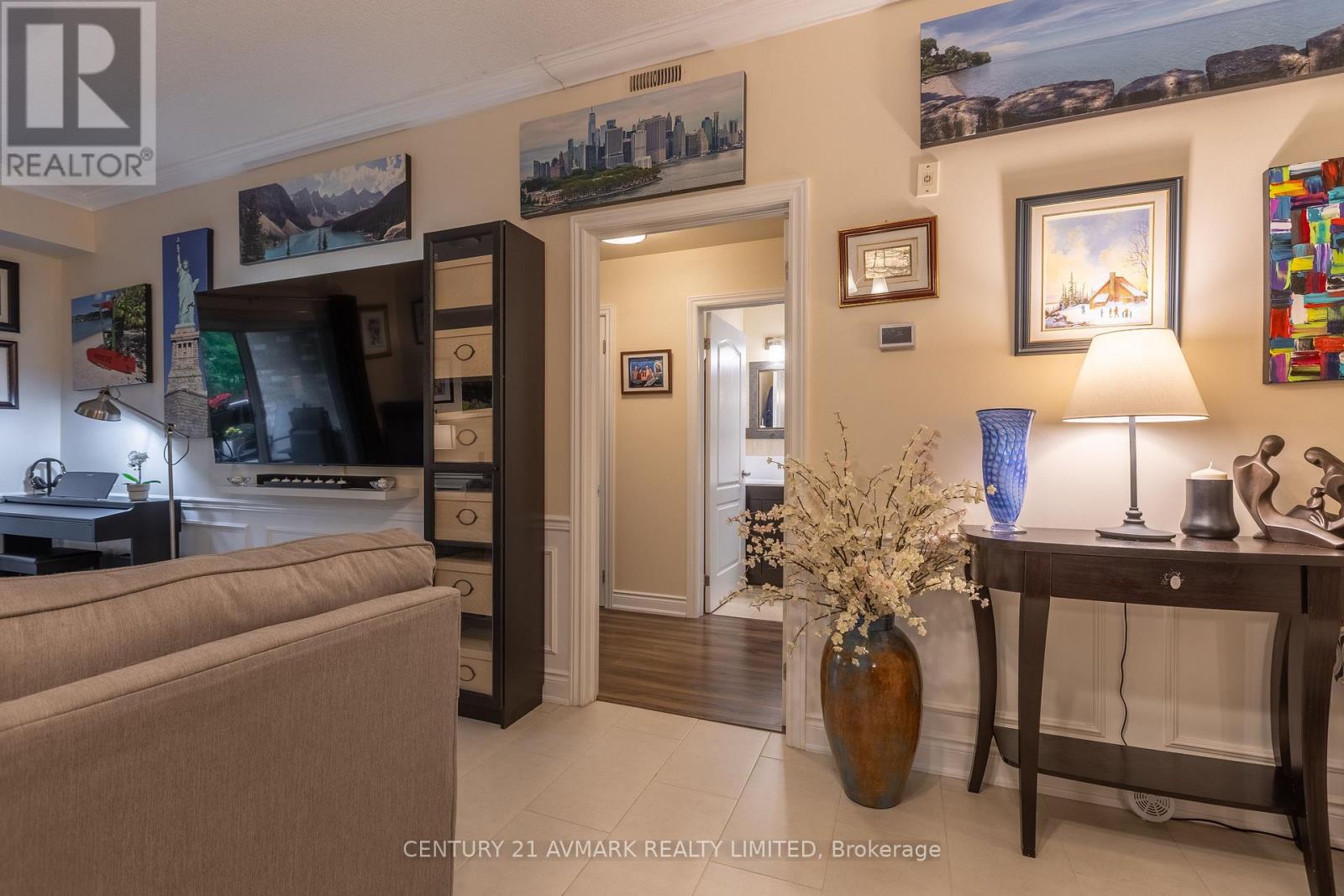 228 - 8111 Forest Glen Drive, Niagara Falls (Mt. Carmel), Ontario  L2H 2Y7 - Photo 4 - X12487302