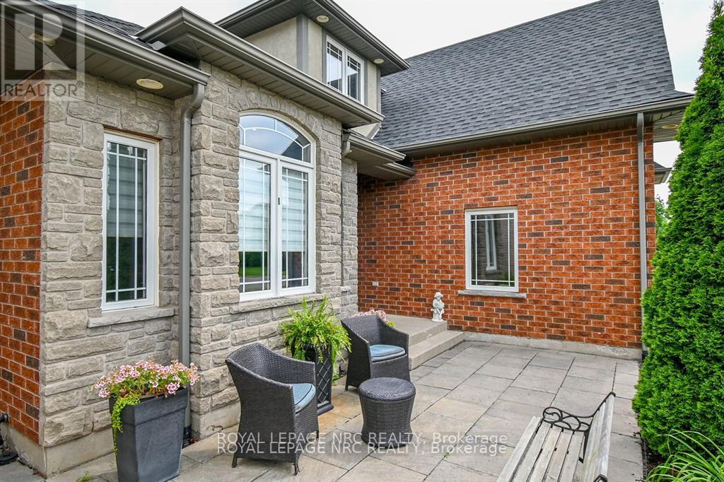 8665 Westport Drive, Niagara Falls (Forestview), Ontario  L2H 0A3 - Photo 4 - X12487337