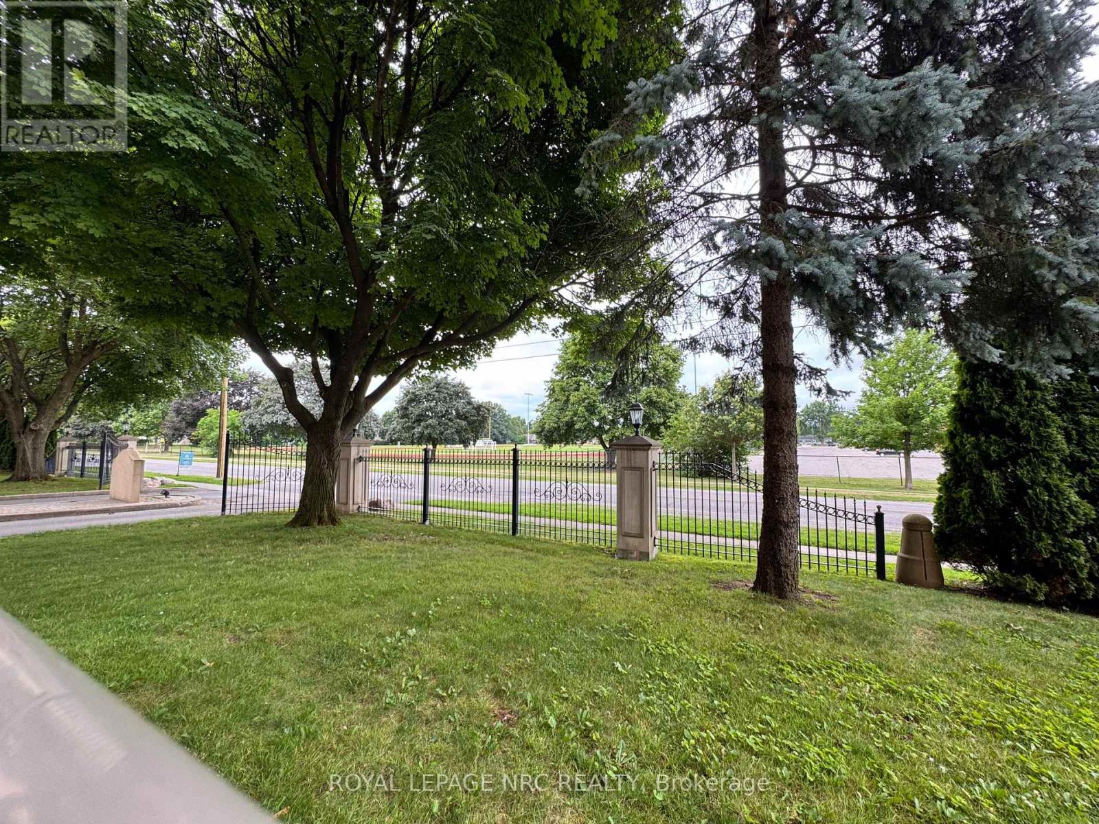 101 - 6390 Huggins Street, Niagara Falls (Stamford), Ontario  L2J 1H1 - Photo 18 - X12487354