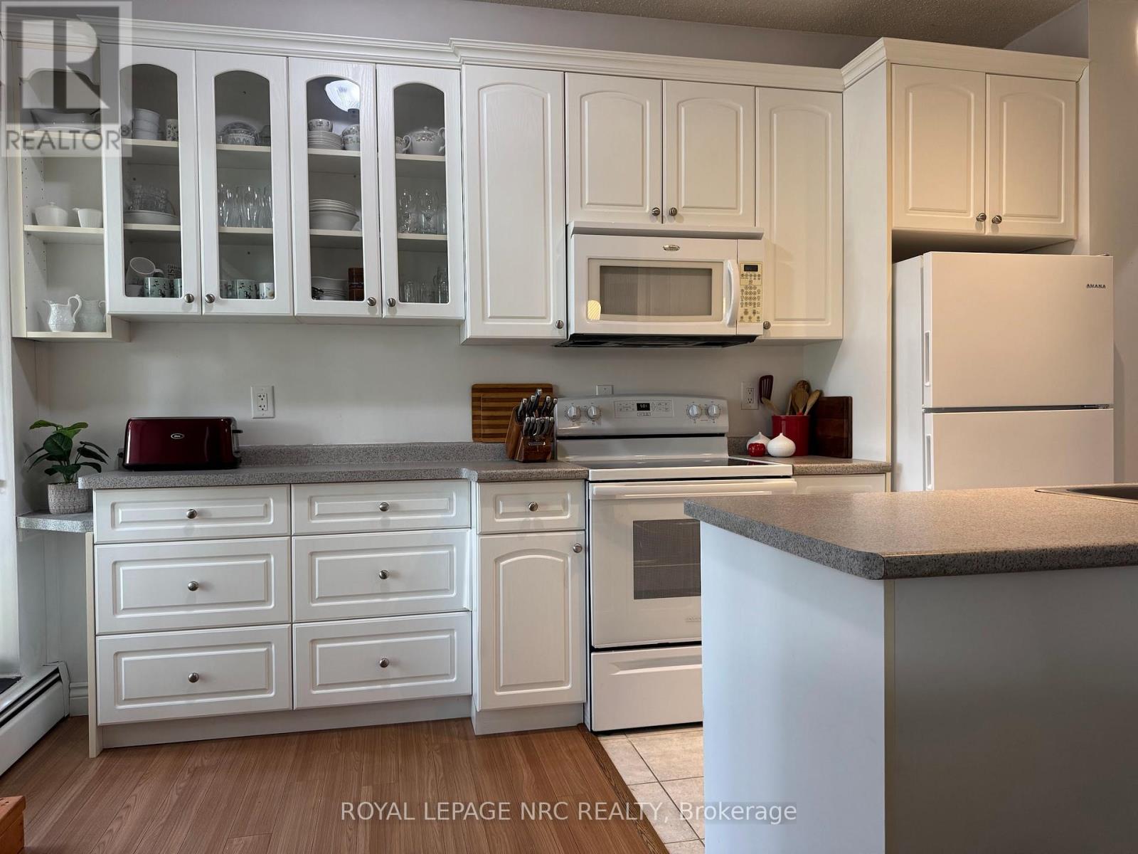 101 - 6390 Huggins Street, Niagara Falls (Stamford), Ontario  L2J 1H1 - Photo 2 - X12487354