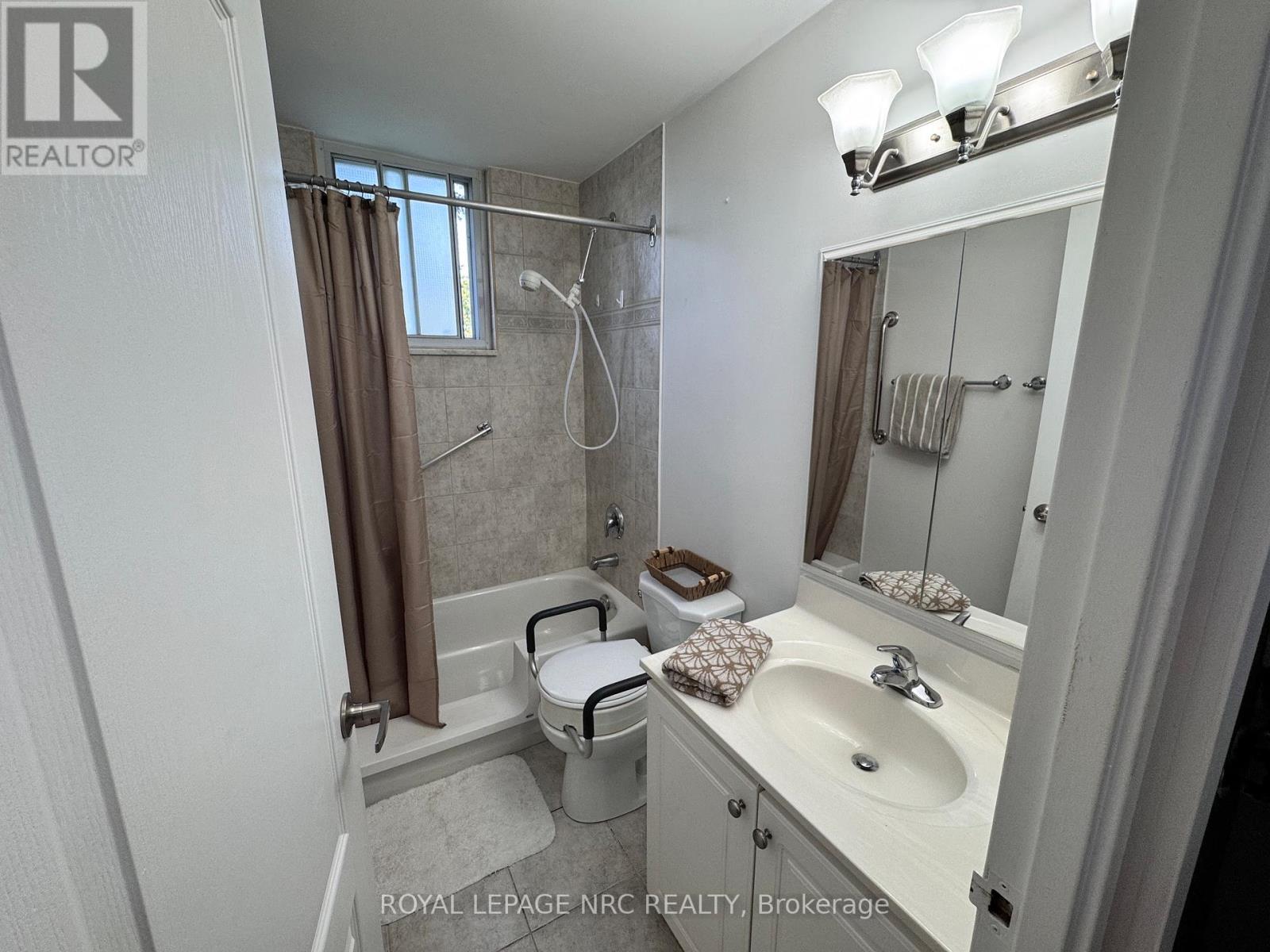 101 - 6390 Huggins Street, Niagara Falls (Stamford), Ontario  L2J 1H1 - Photo 8 - X12487354