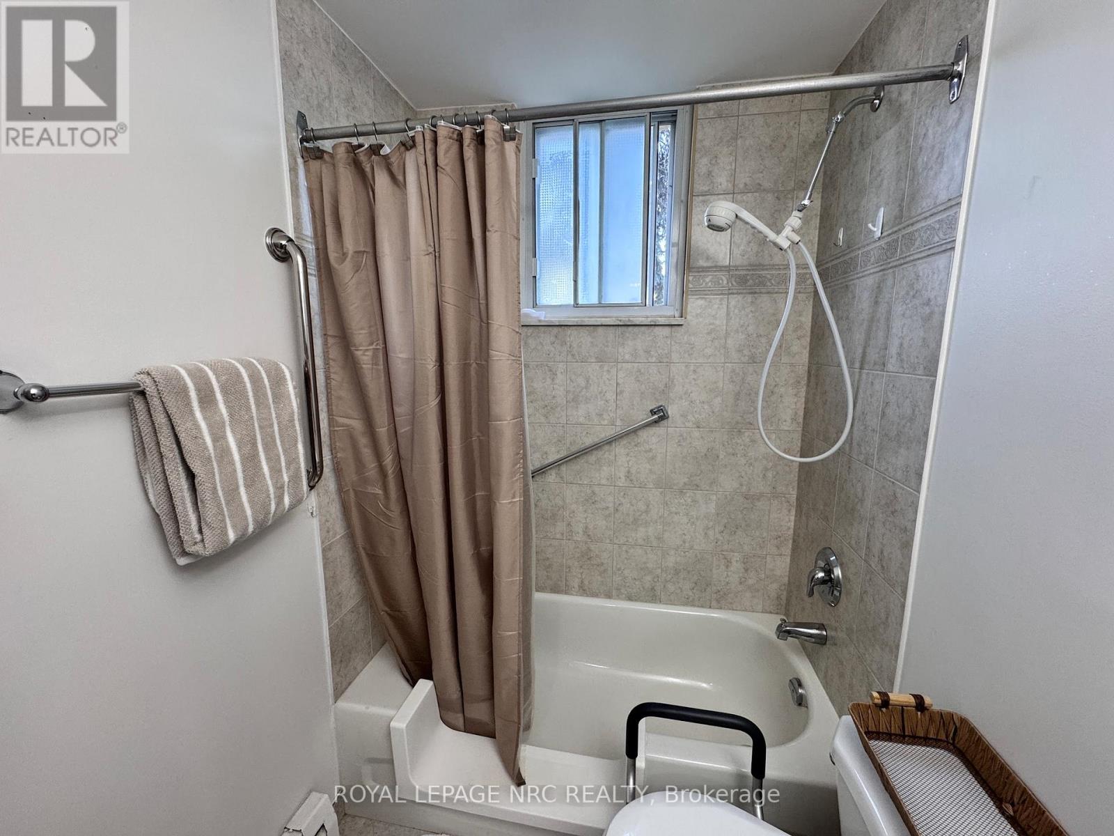 101 - 6390 Huggins Street, Niagara Falls (Stamford), Ontario  L2J 1H1 - Photo 9 - X12487354