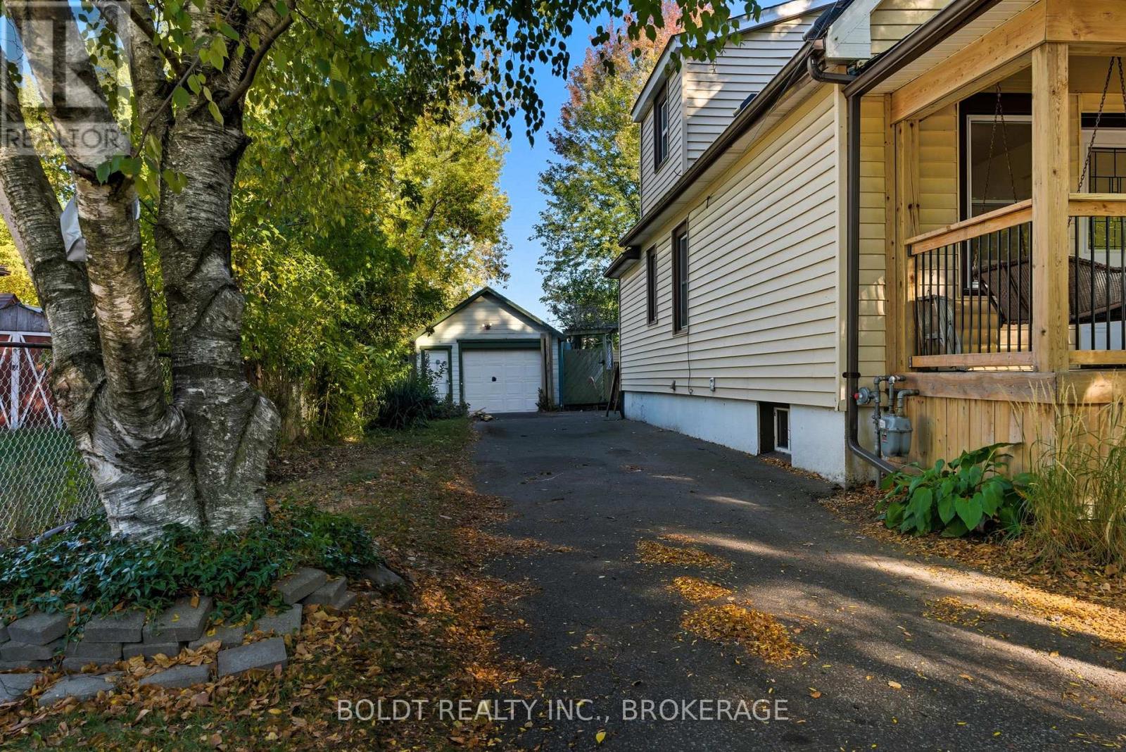 26 Currie Street, St. Catharines, Ontario  L2M 5M6 - Photo 3 - X12487371