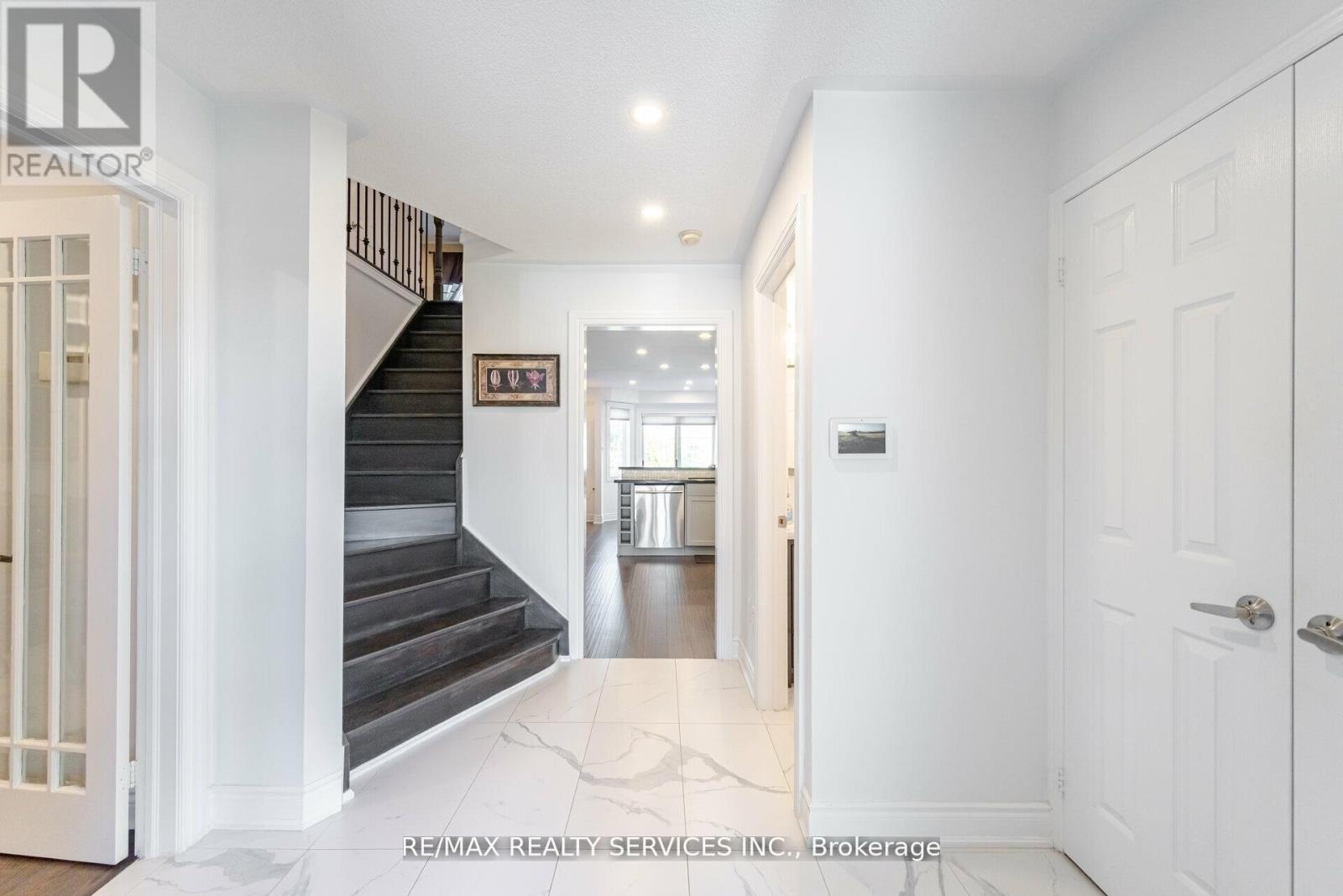 5749 Greensboro Drive, Mississauga, Ontario  L5M 5T8 - Photo 4 - W12487158