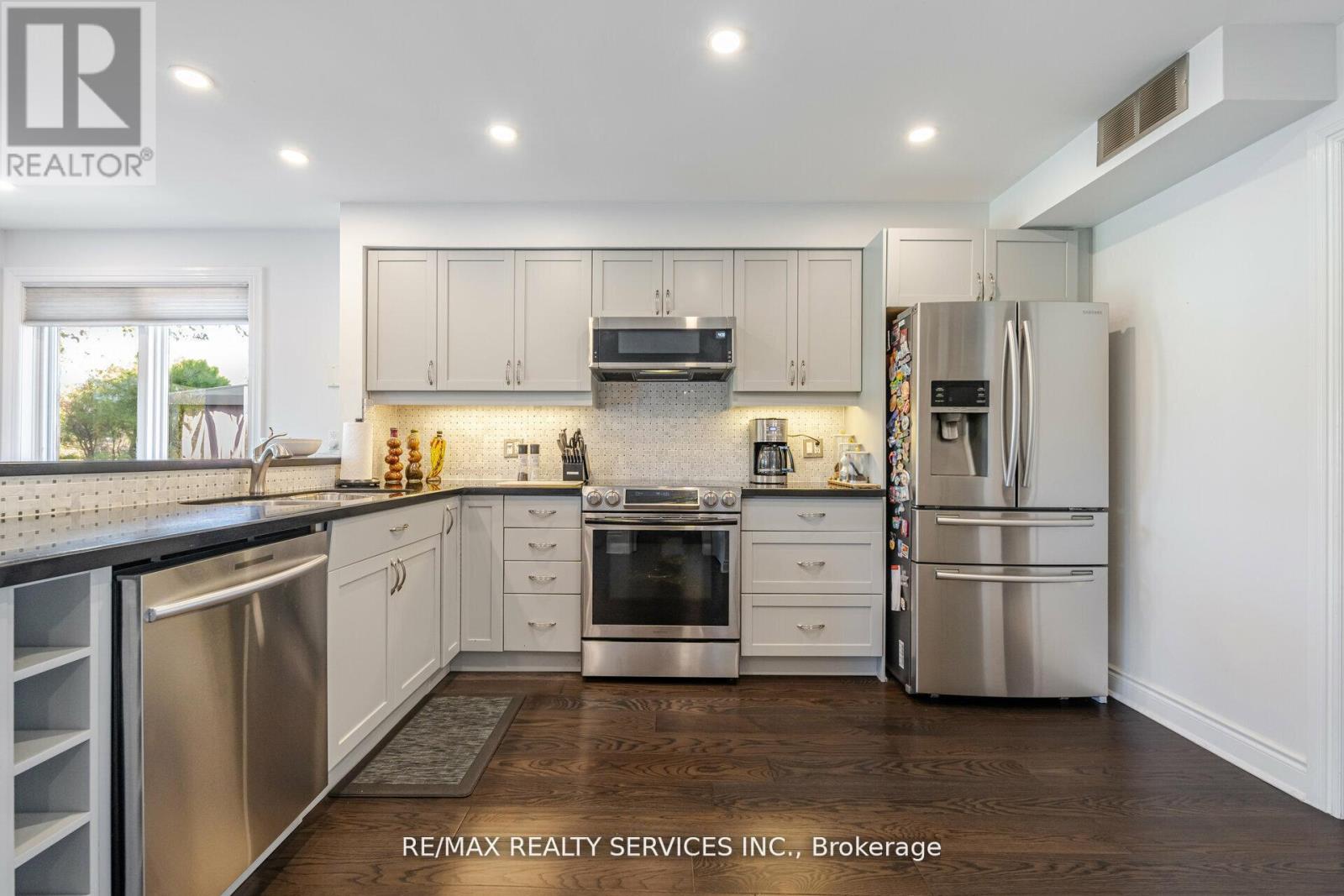 5749 Greensboro Drive, Mississauga, Ontario  L5M 5T8 - Photo 8 - W12487158