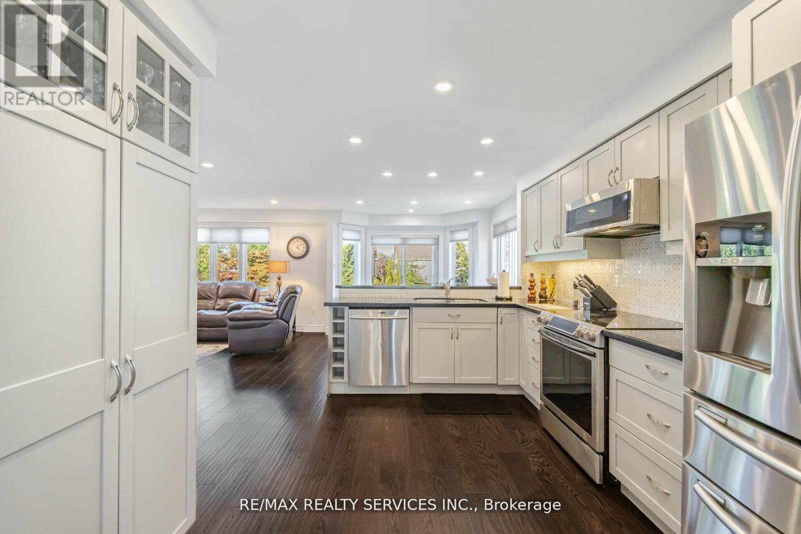 5749 Greensboro Drive, Mississauga, Ontario  L5M 5T8 - Photo 9 - W12487158