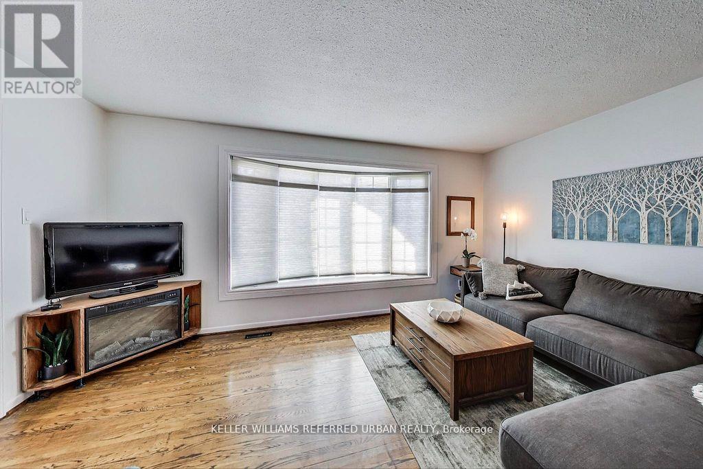 116 Fallingdale Crescent, Brampton, Ontario  L6T 3J6 - Photo 6 - W12487206