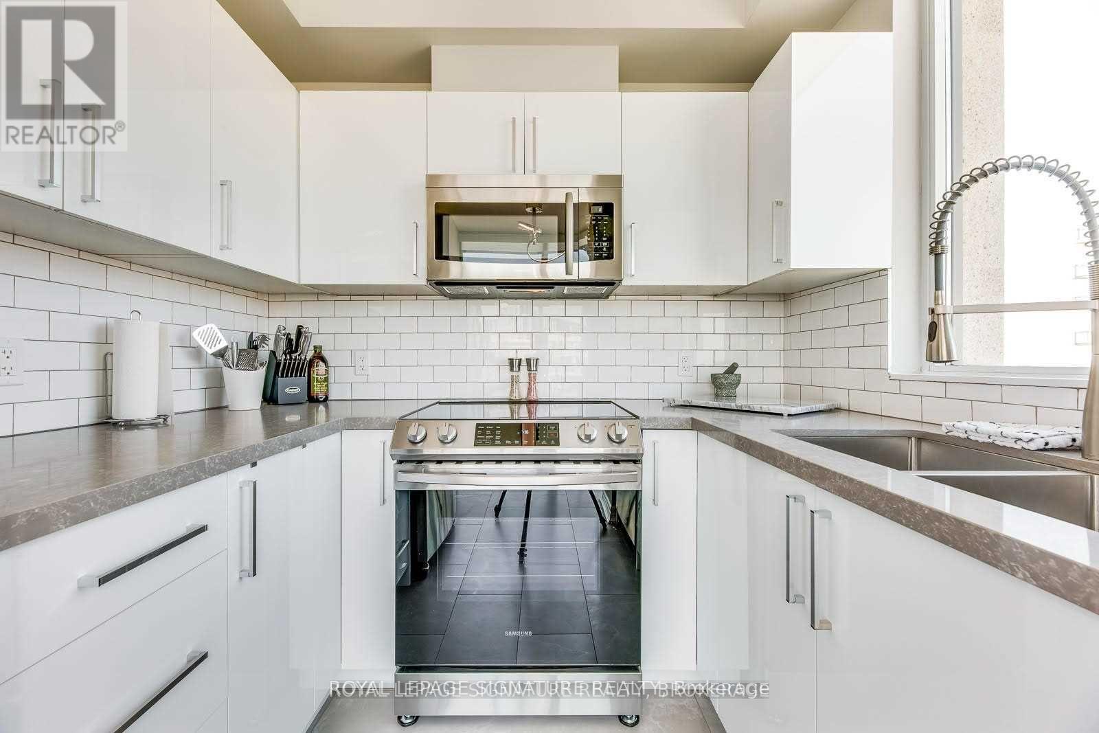 3108 - 3504 Hurontario Street, Mississauga (City Centre), Ontario  L5B 0B9 - Photo 2 - W12487214