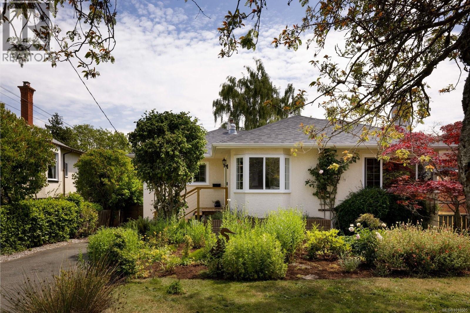 2571 Heron St, Oak Bay, British Columbia  V8R 5Z9 - Photo 2 - 1018505