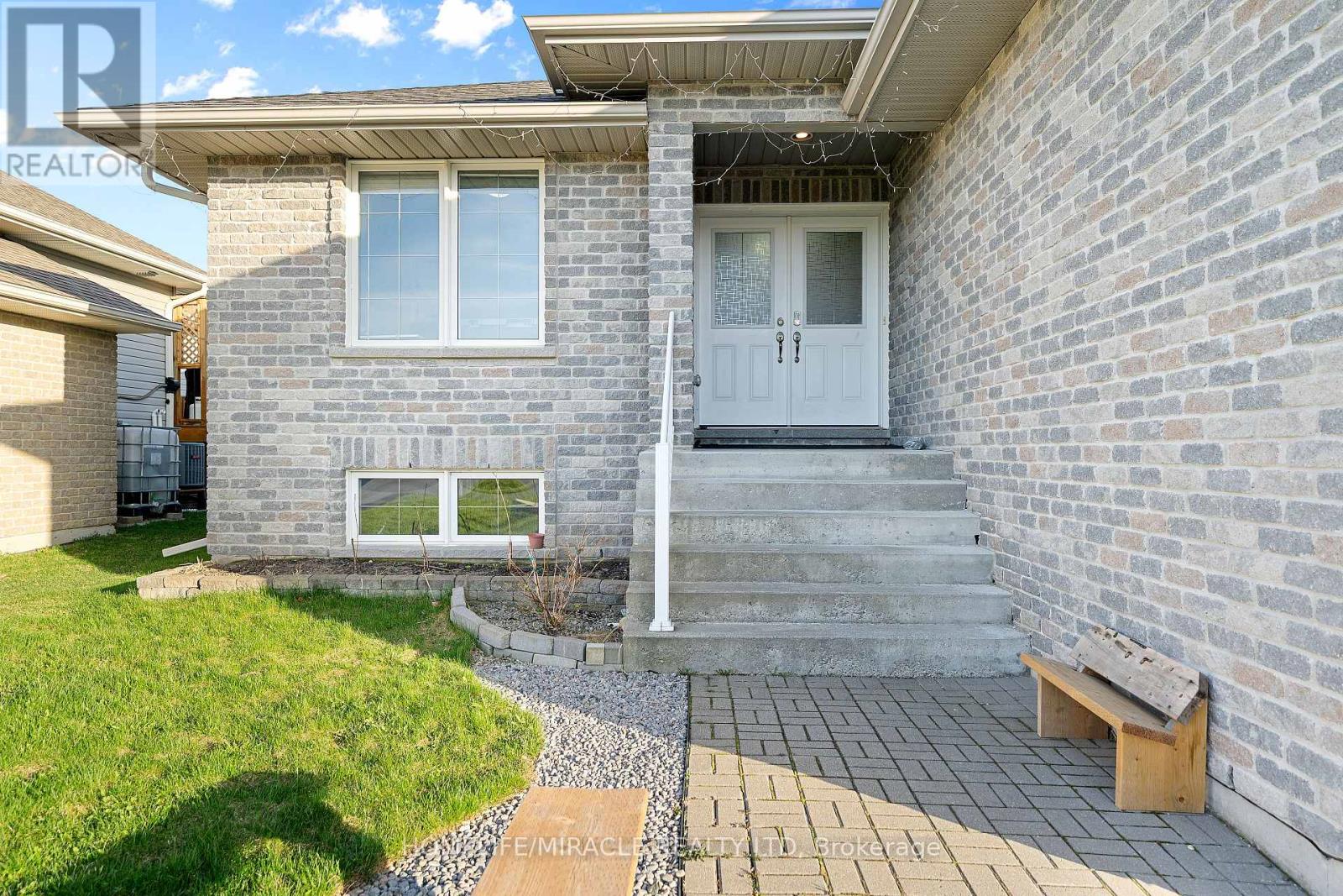 46 Freedom Crescent, Quinte West, Ontario  K8V 0C2 - Photo 25 - X12487167