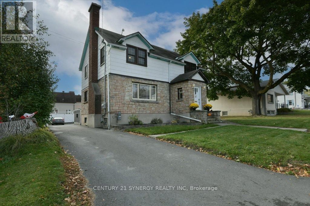 61 Daniel Street N, Arnprior, Ontario  K7S 2K6 - Photo 3 - X12469336