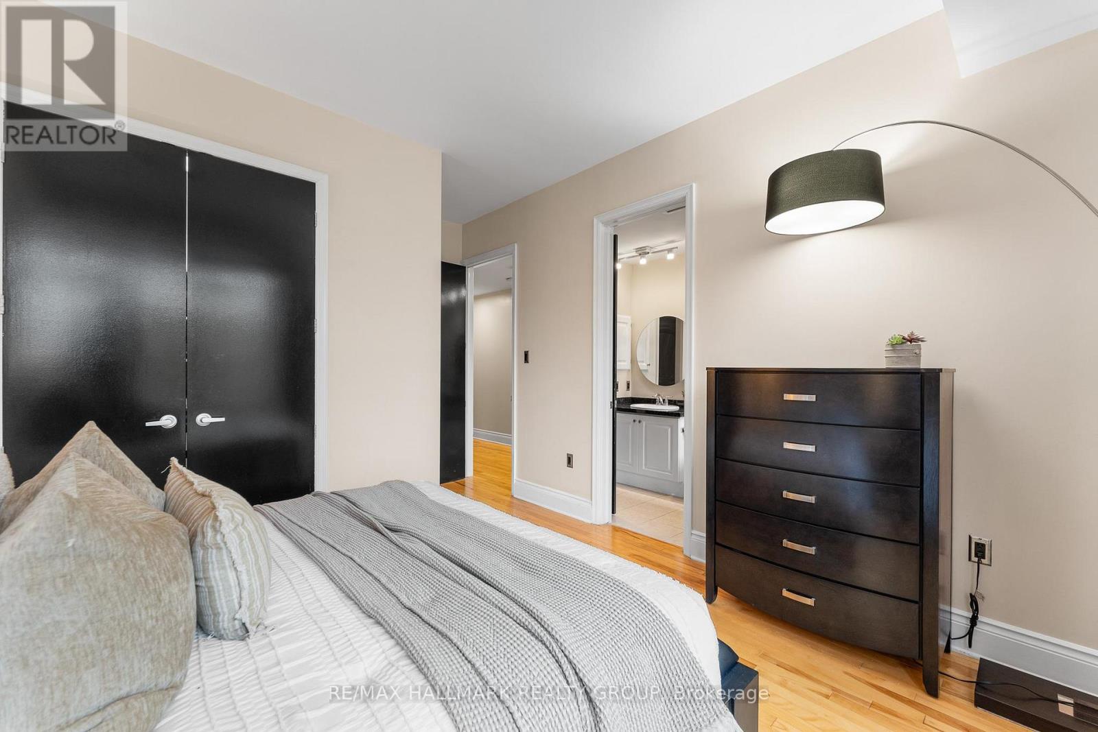 401 - 374 Cooper Street, Ottawa, Ontario  K2P 2P4 - Photo 16 - X12478236