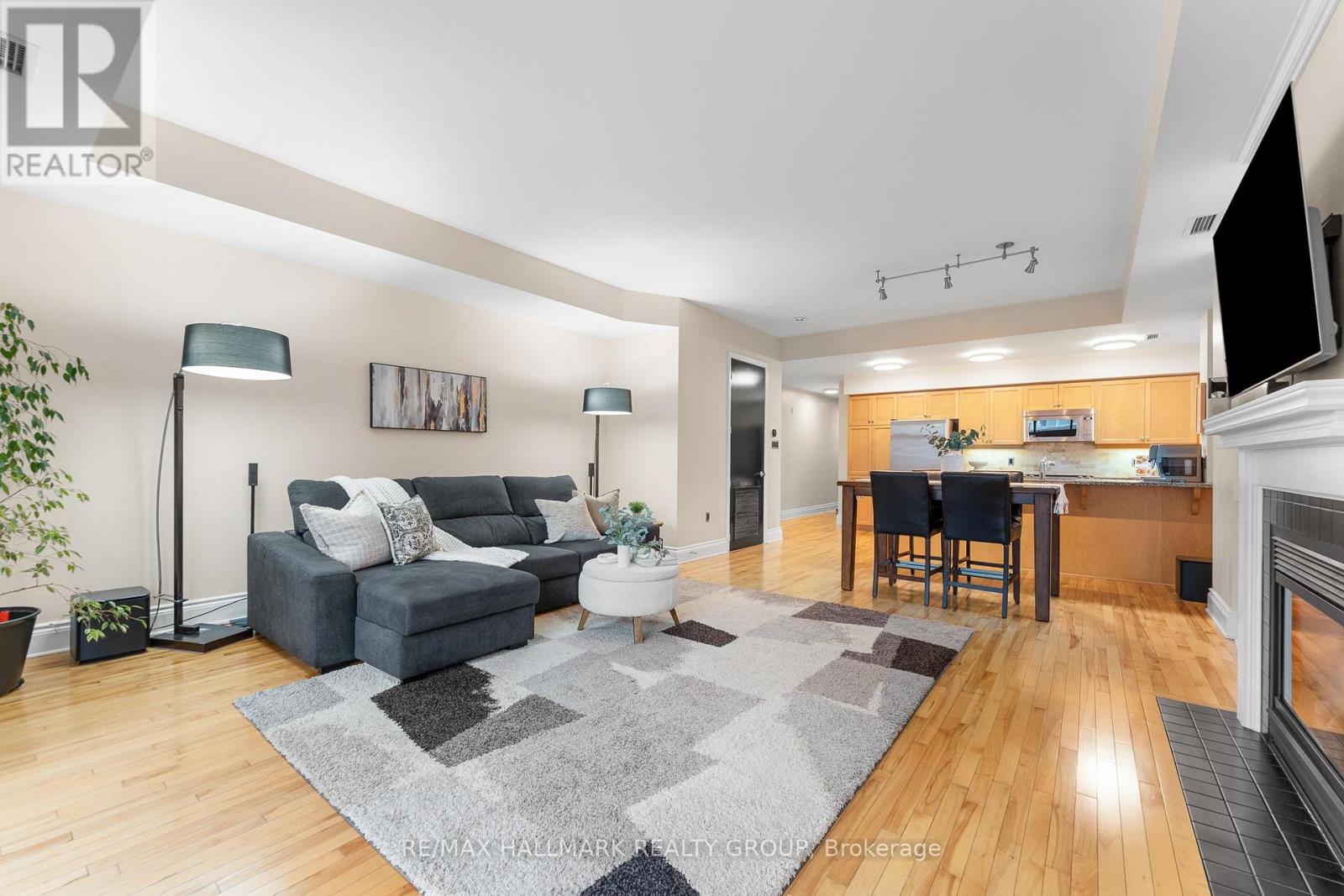 401 - 374 Cooper Street, Ottawa, Ontario  K2P 2P4 - Photo 14 - X12478236