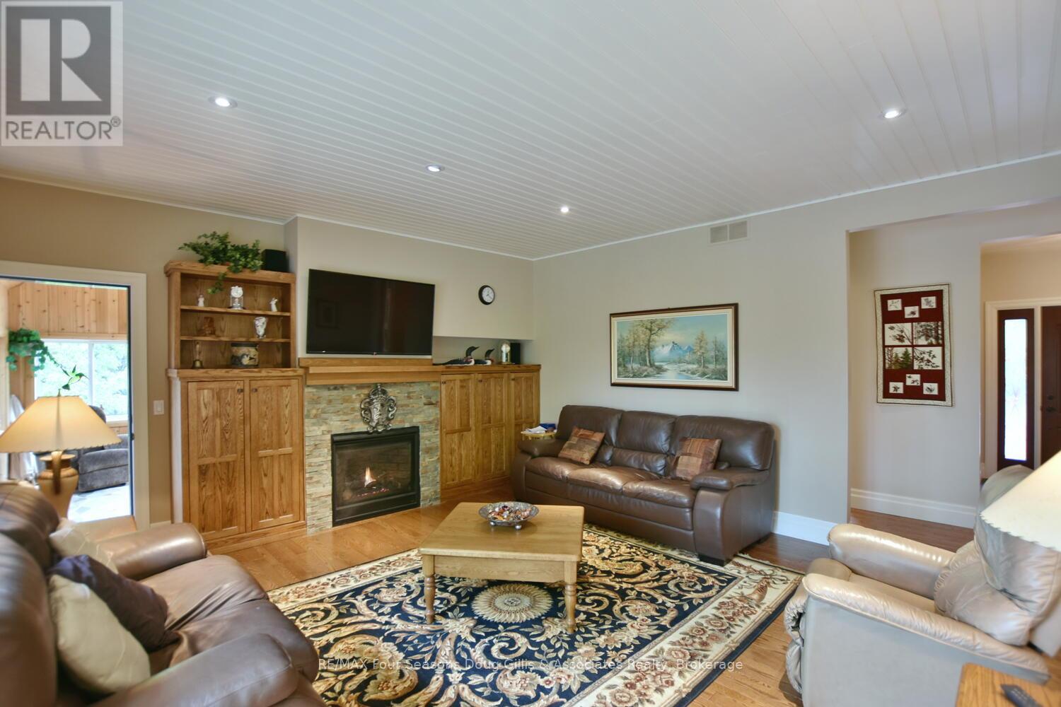 135 Algonquin Drive, Meaford, Ontario  N4L 0A7 - Photo 12 - X12467675