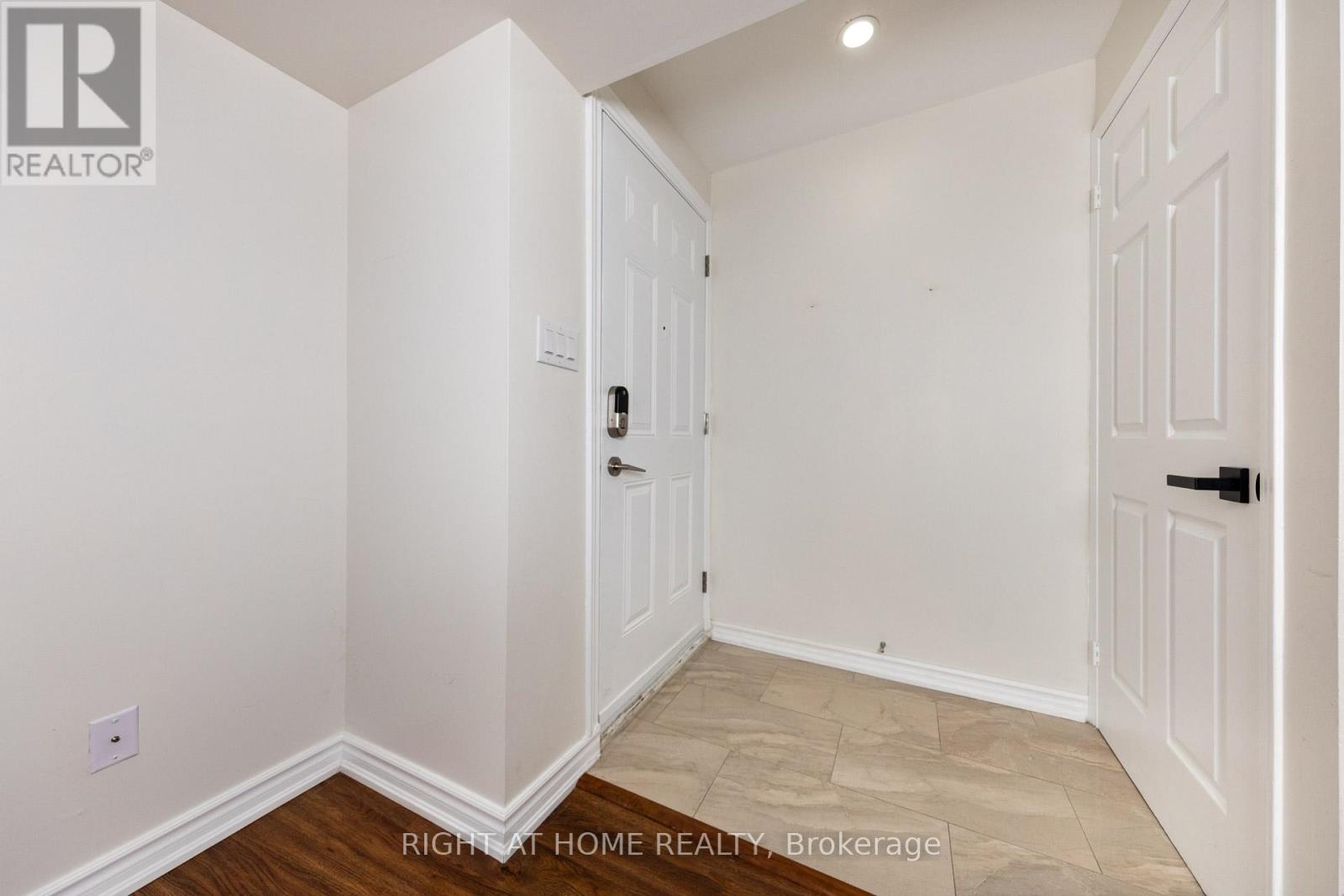 #32 - 988 Sheppard Avenue W, Toronto, Ontario  M3H 2T6 - Photo 2 - C12487246