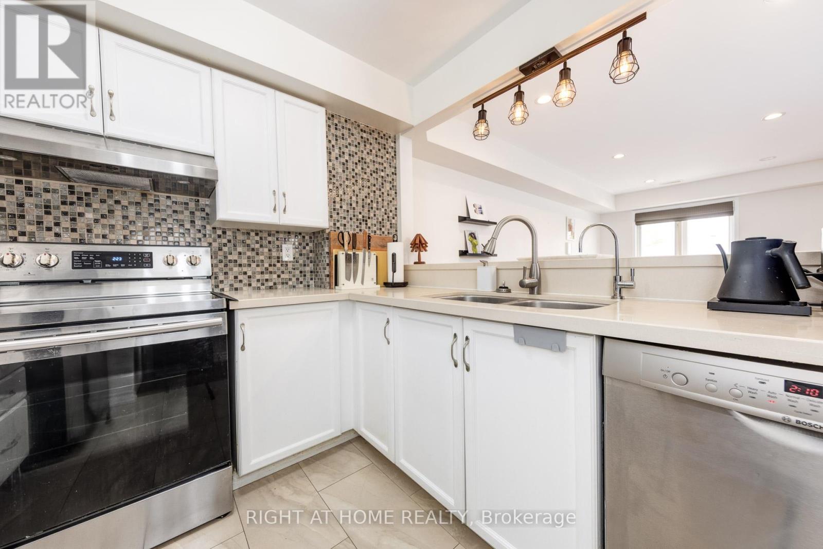 #32 - 988 Sheppard Avenue W, Toronto, Ontario  M3H 2T6 - Photo 8 - C12487246