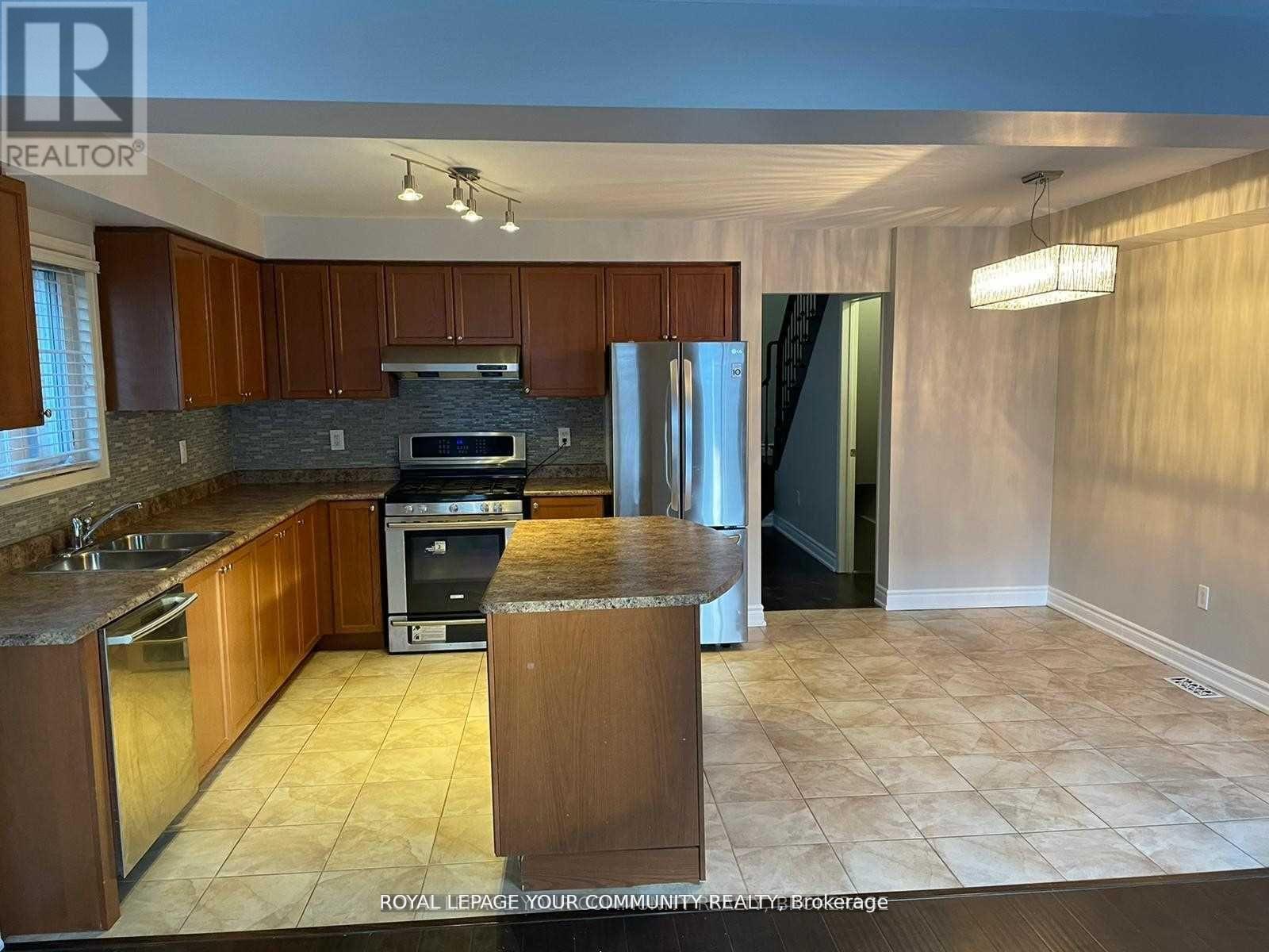 122 Russel Drive, Bradford West Gwillimbury, Ontario  L3Z 0M8 - Photo 6 - N12487244