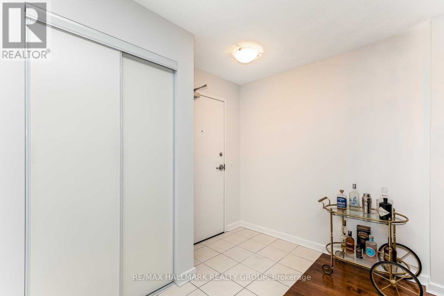 502 - 138 Somerset Street W, Ottawa, Ontario  K2P 0A3 - Photo 4 - X12487406