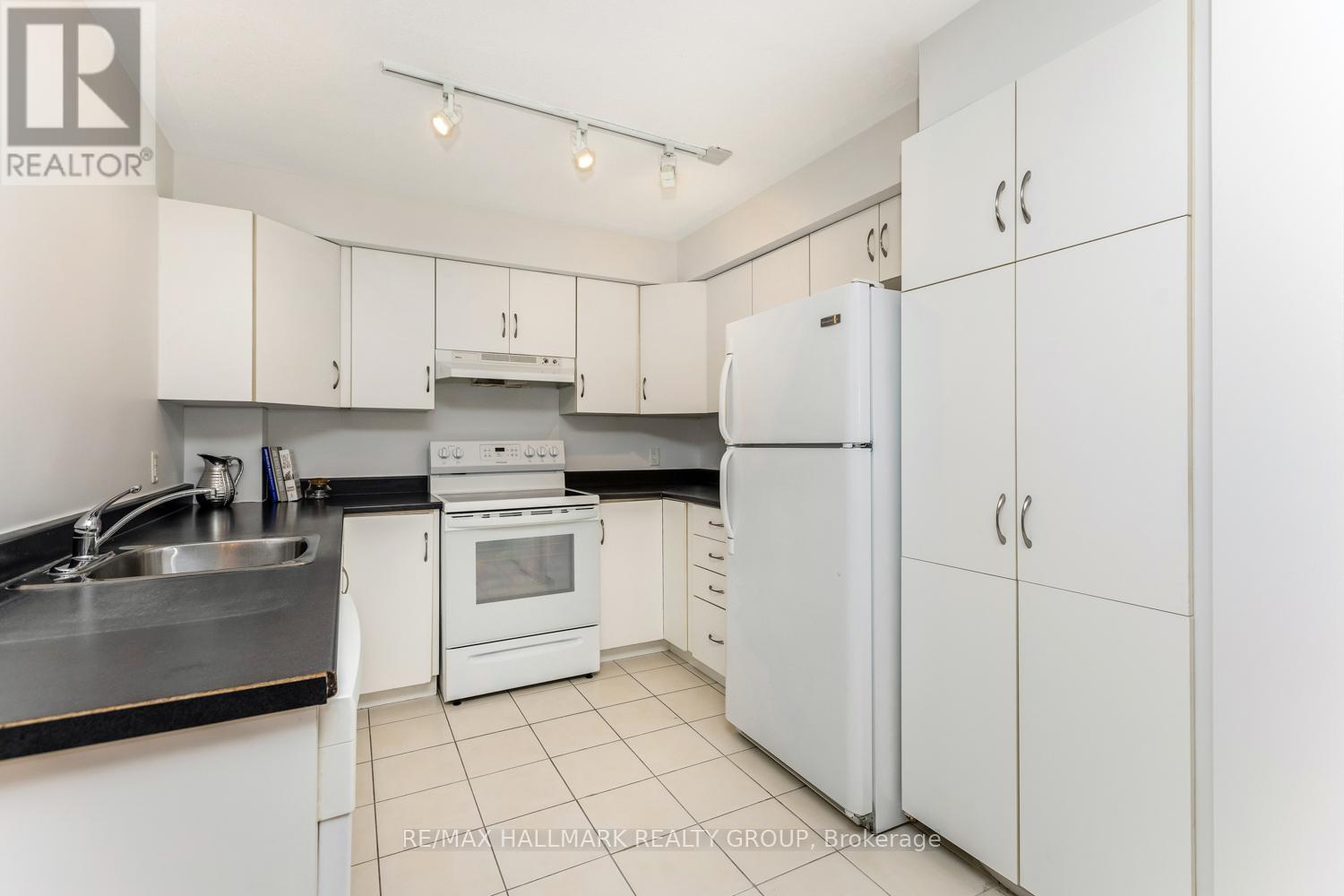 502 - 138 Somerset Street W, Ottawa, Ontario  K2P 0A3 - Photo 5 - X12487406