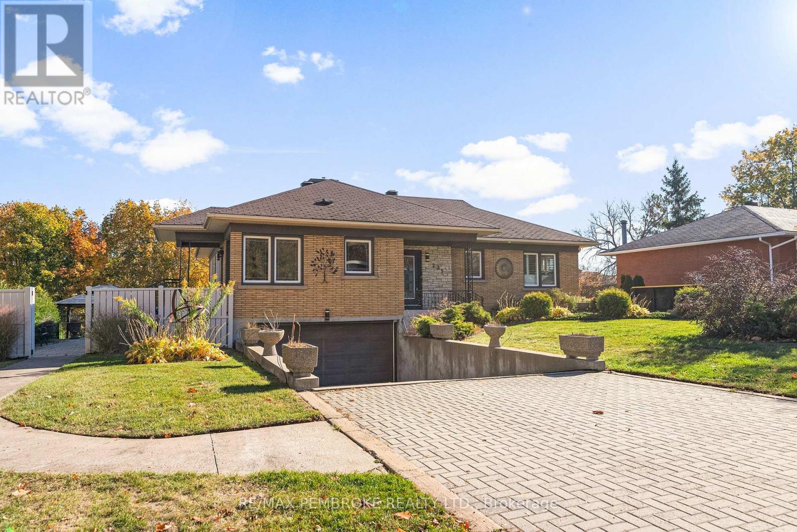 235 Broadview Drive, Pembroke, Ontario  K8A 2A5 - Photo 2 - X12487455