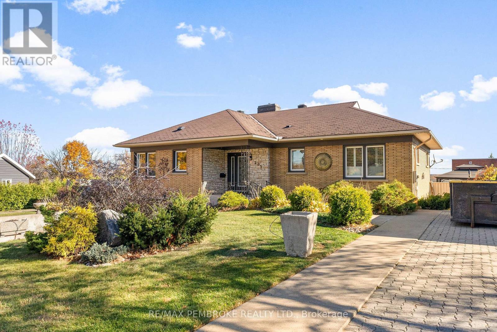 235 Broadview Drive, Pembroke, Ontario  K8A 2A5 - Photo 3 - X12487455