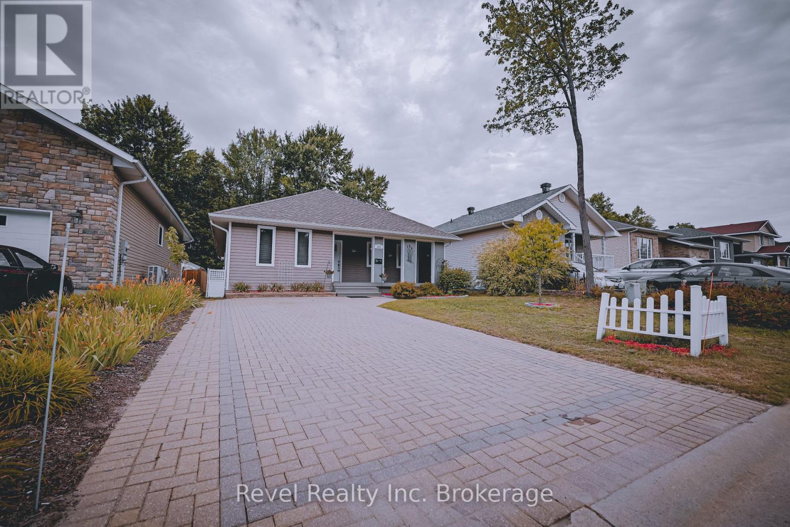 256 Thelma Avenue, North Bay, Ontario  P1A 4M8 - Photo 2 - X12487444