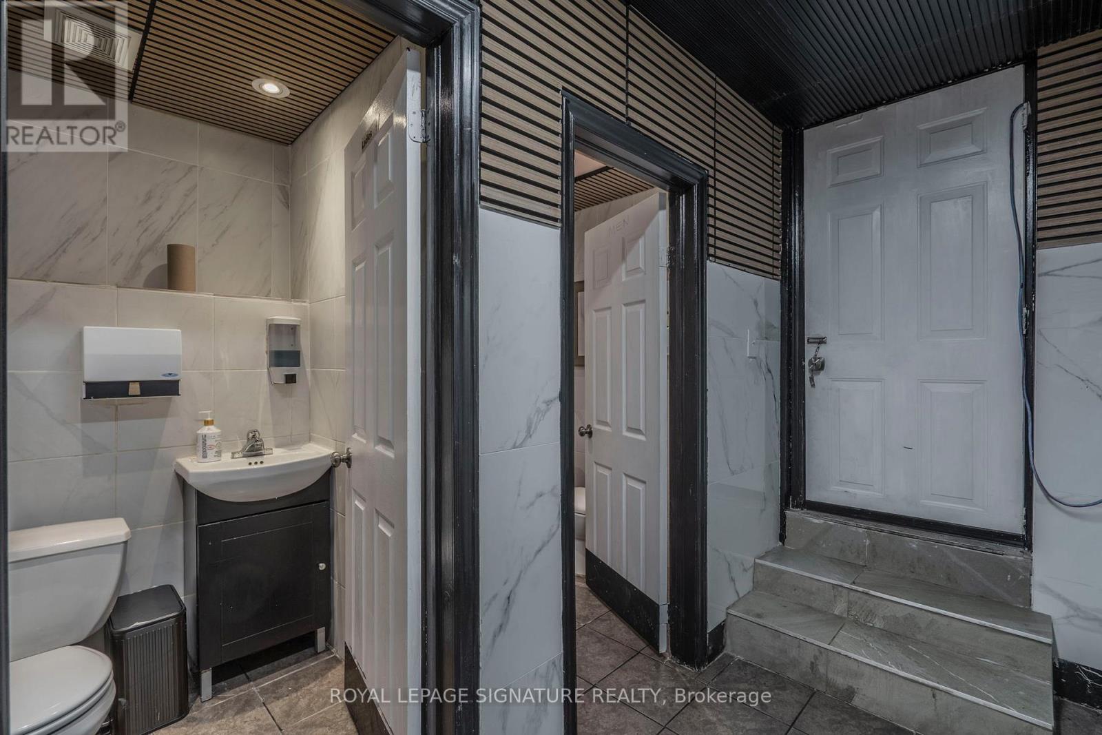 1106 Bloor Street W, Toronto, Ontario  M6H 1M8 - Photo 20 - W12487221