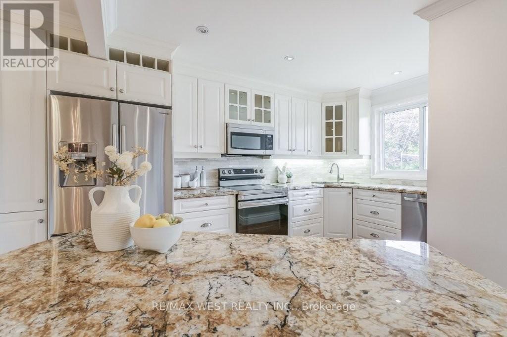 47 Breadner Drive, Toronto, Ontario  M9R 3M5 - Photo 11 - W12487251