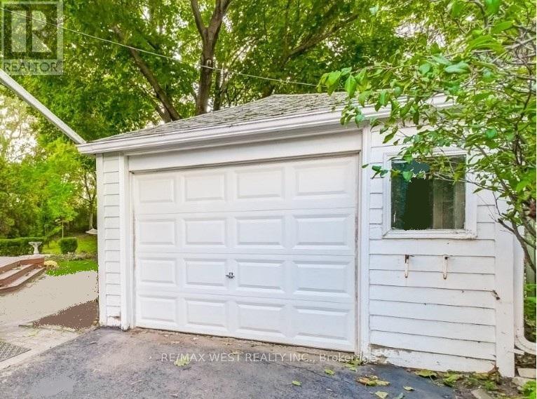 47 Breadner Drive, Toronto, Ontario  M9R 3M5 - Photo 35 - W12487251