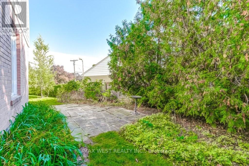 47 Breadner Drive, Toronto, Ontario  M9R 3M5 - Photo 36 - W12487251