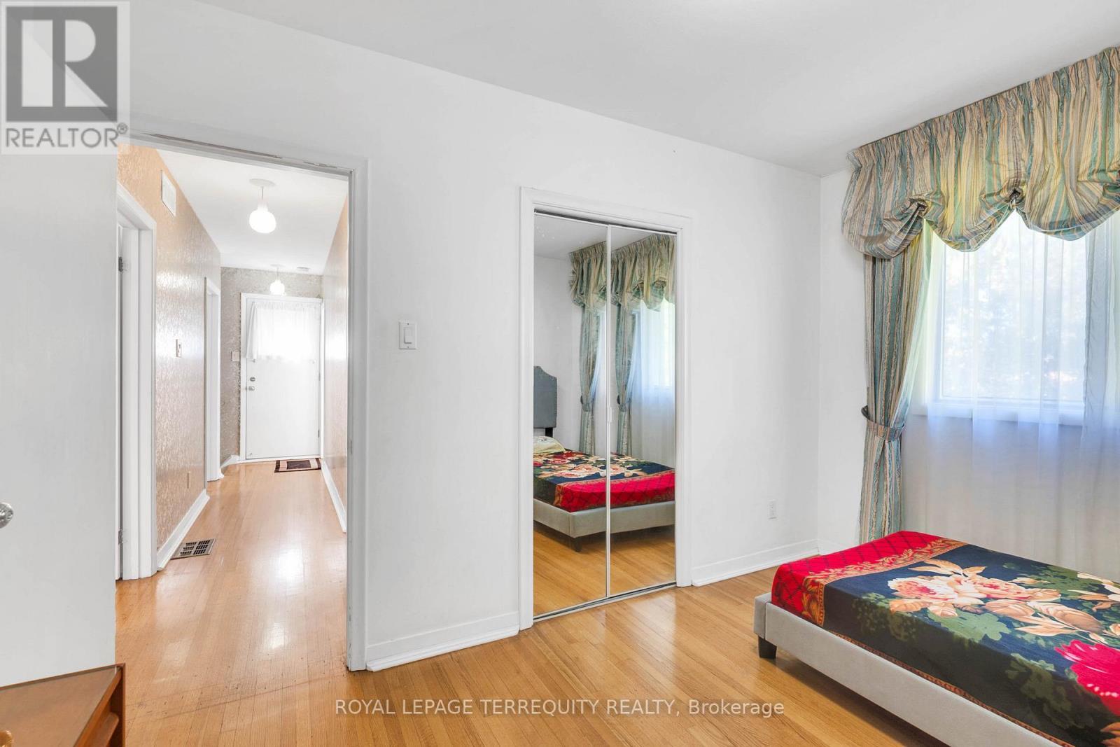 106 Grandravine Drive, Toronto, Ontario  M3J 1B4 - Photo 19 - W12487265