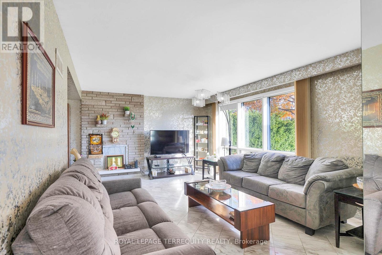 106 Grandravine Drive, Toronto, Ontario  M3J 1B4 - Photo 7 - W12487265