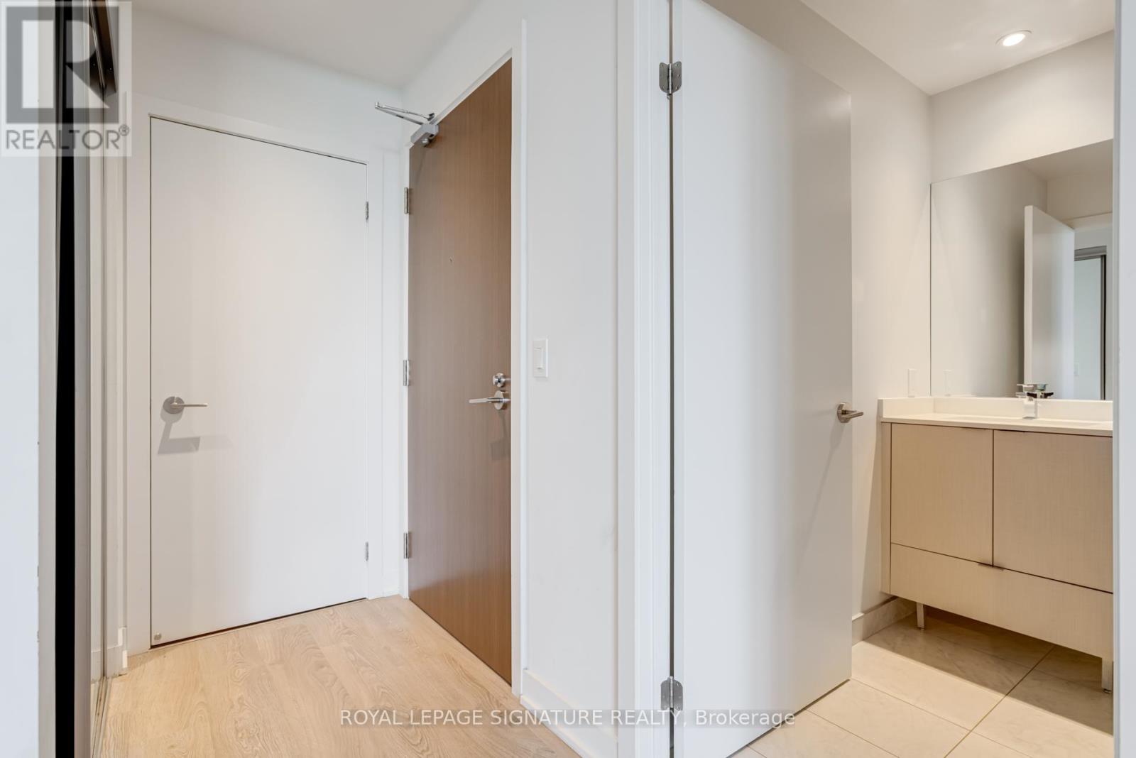 2217 - 1926 Lake Shore Boulevard W, Toronto, Ontario  M6S 1A1 - Photo 2 - W12487281