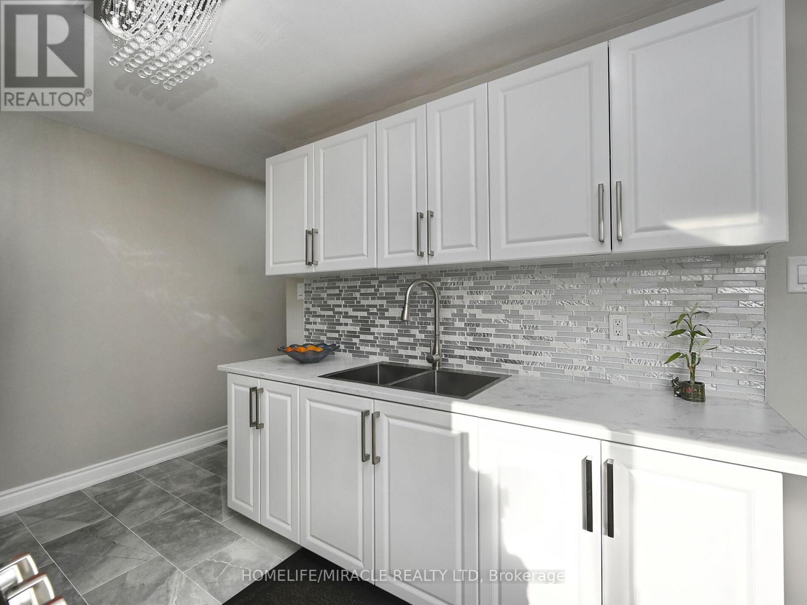 10 Grass Point Square, Brampton, Ontario  L6S 2J2 - Photo 12 - W12487297