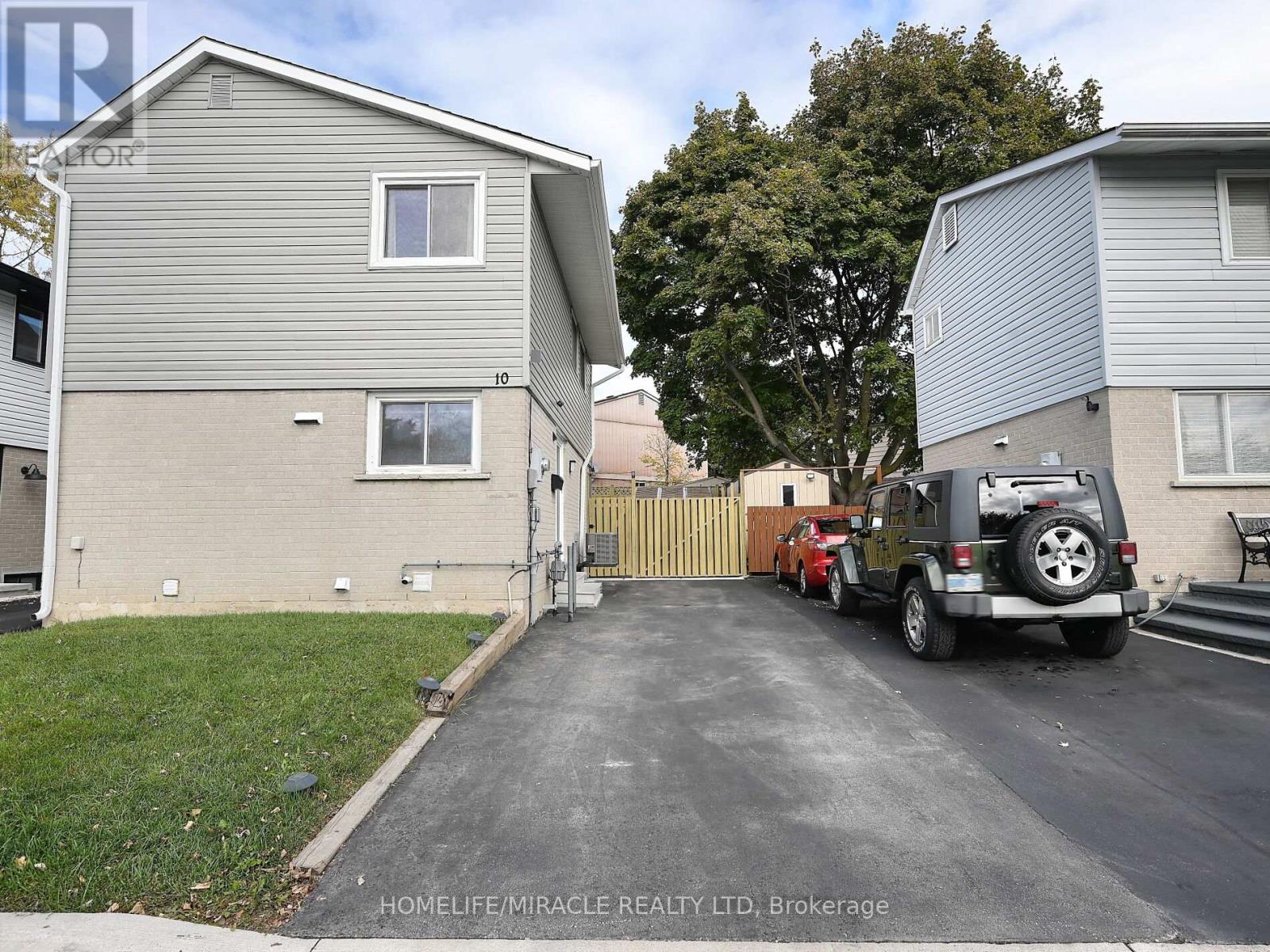 10 Grass Point Square, Brampton, Ontario  L6S 2J2 - Photo 2 - W12487297