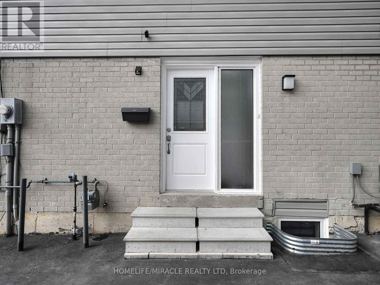 10 Grass Point Square, Brampton, Ontario  L6S 2J2 - Photo 3 - W12487297