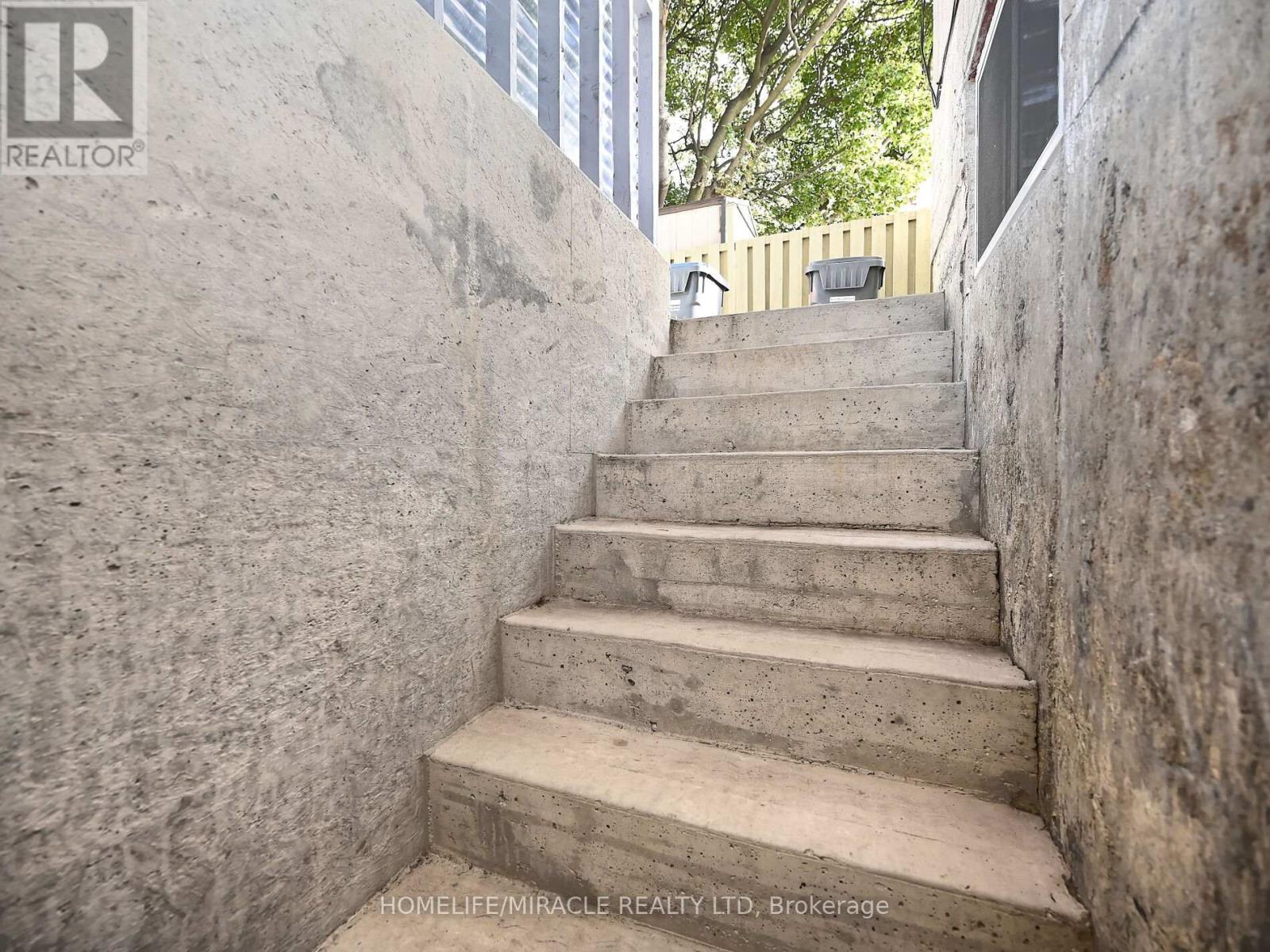 10 Grass Point Square, Brampton, Ontario  L6S 2J2 - Photo 34 - W12487297