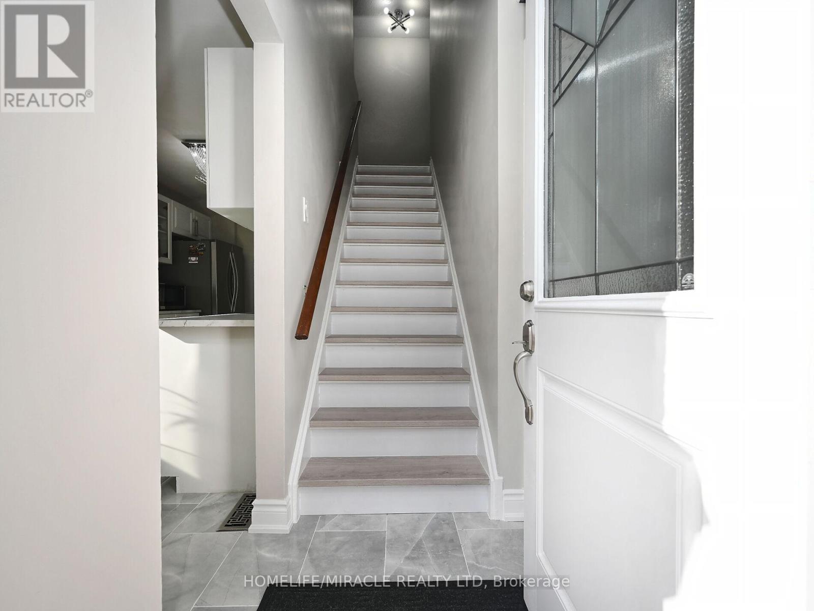 10 Grass Point Square, Brampton, Ontario  L6S 2J2 - Photo 4 - W12487297