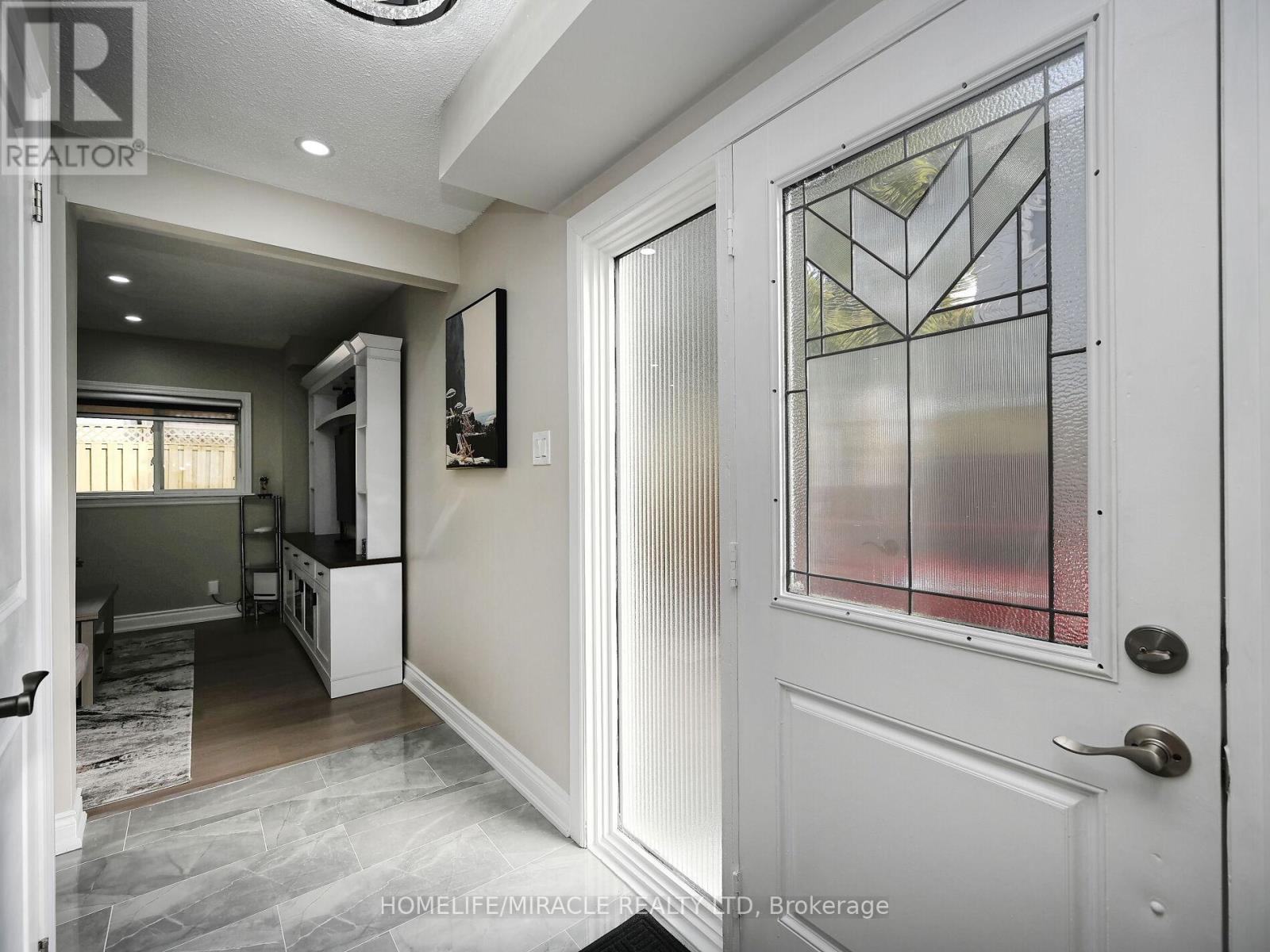 10 Grass Point Square, Brampton, Ontario  L6S 2J2 - Photo 5 - W12487297