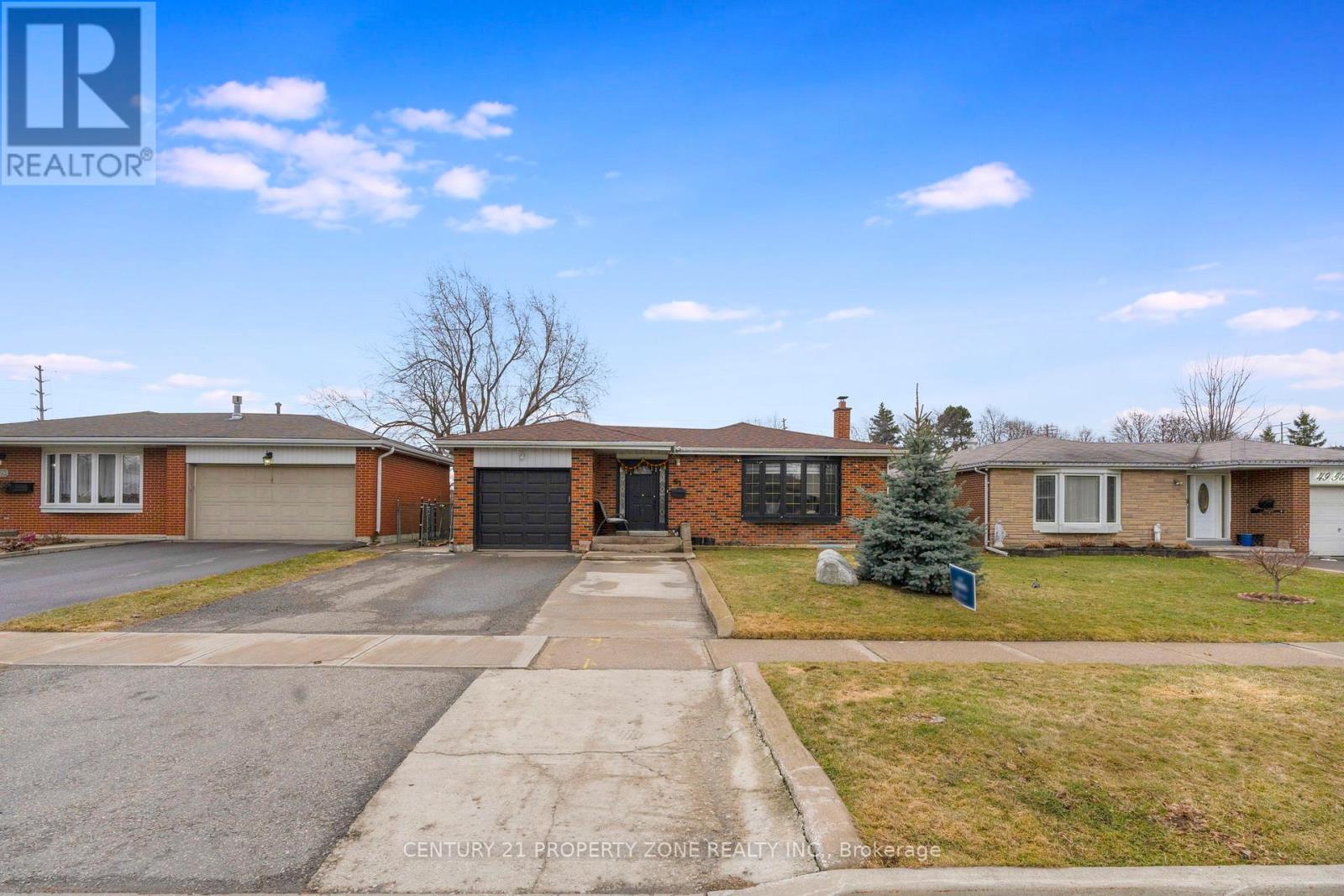 51 Glebe Crescent, Brampton, Ontario  L6S 1E9 - Photo 5 - W12487304