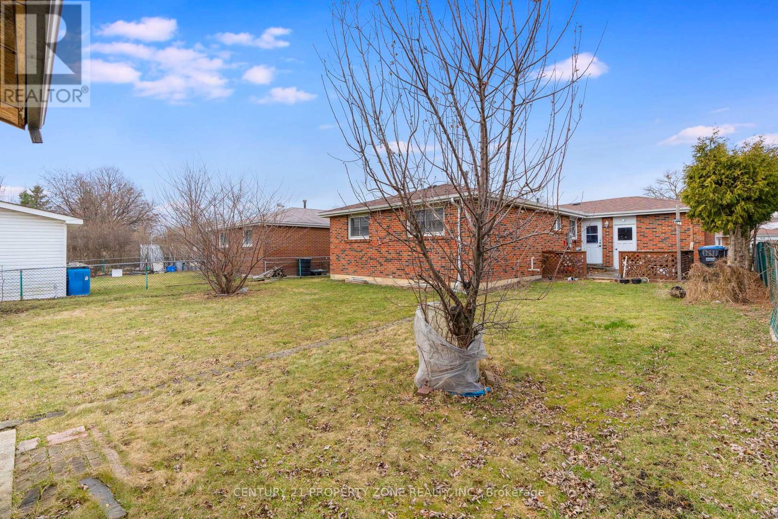 51 Glebe Crescent, Brampton, Ontario  L6S 1E9 - Photo 9 - W12487304