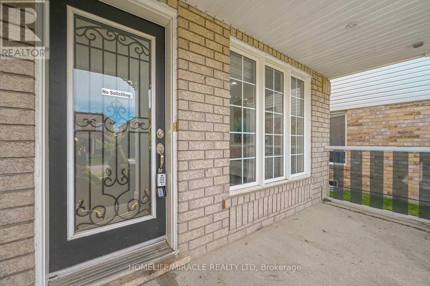 58 Sweetwood Circle, Brampton, Ontario  L7A 2X7 - Photo 4 - W12487319